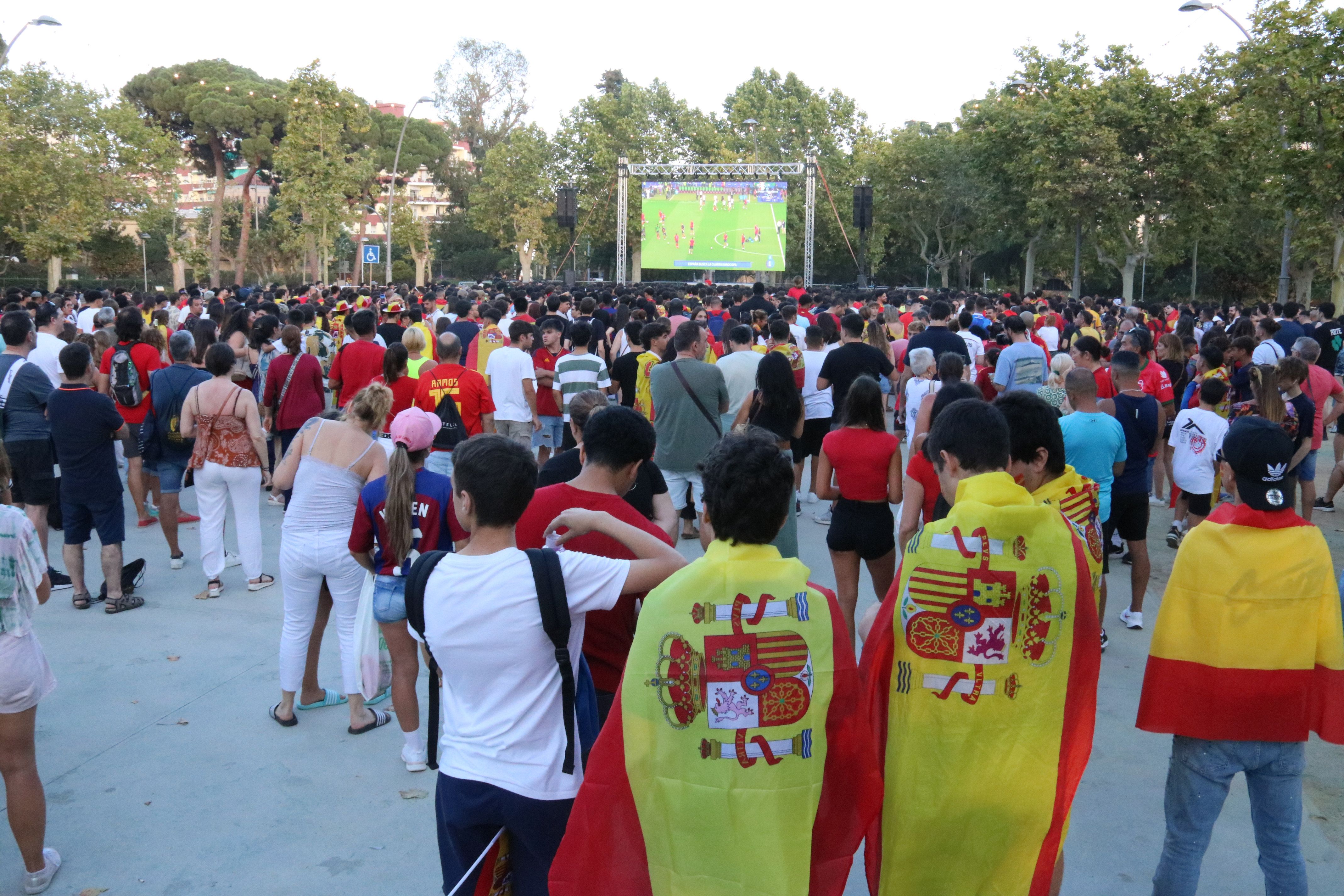 Pantalla gegant a Mataró durant els partits de la selecció espanyola a l'Eurocopa FOTO: ACN