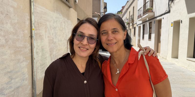 Karima Shujazada i la també santcugatenca Sílvia Sala, advocada especialitzada en drets humans i asil i cofundadora de People Help, una ONG que ajuda a les dones afganeses a sortir del seu país. FOTO: TOT
