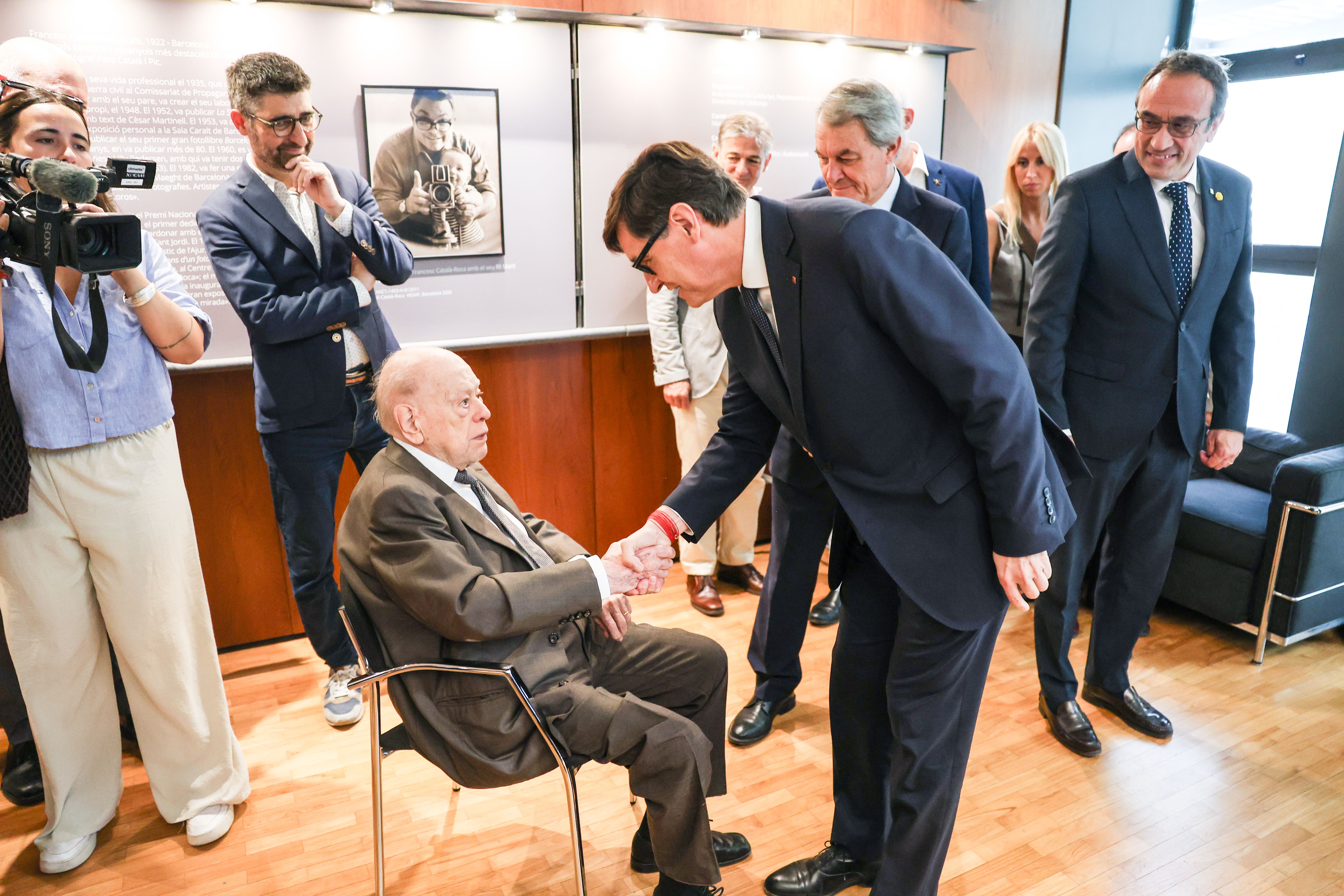 Salvador Illa i Jordi Pujol en l'acte d'd’ingrés del fons documental de CDC a l’Arxiu Nacional. FOTO: Ajuntament 