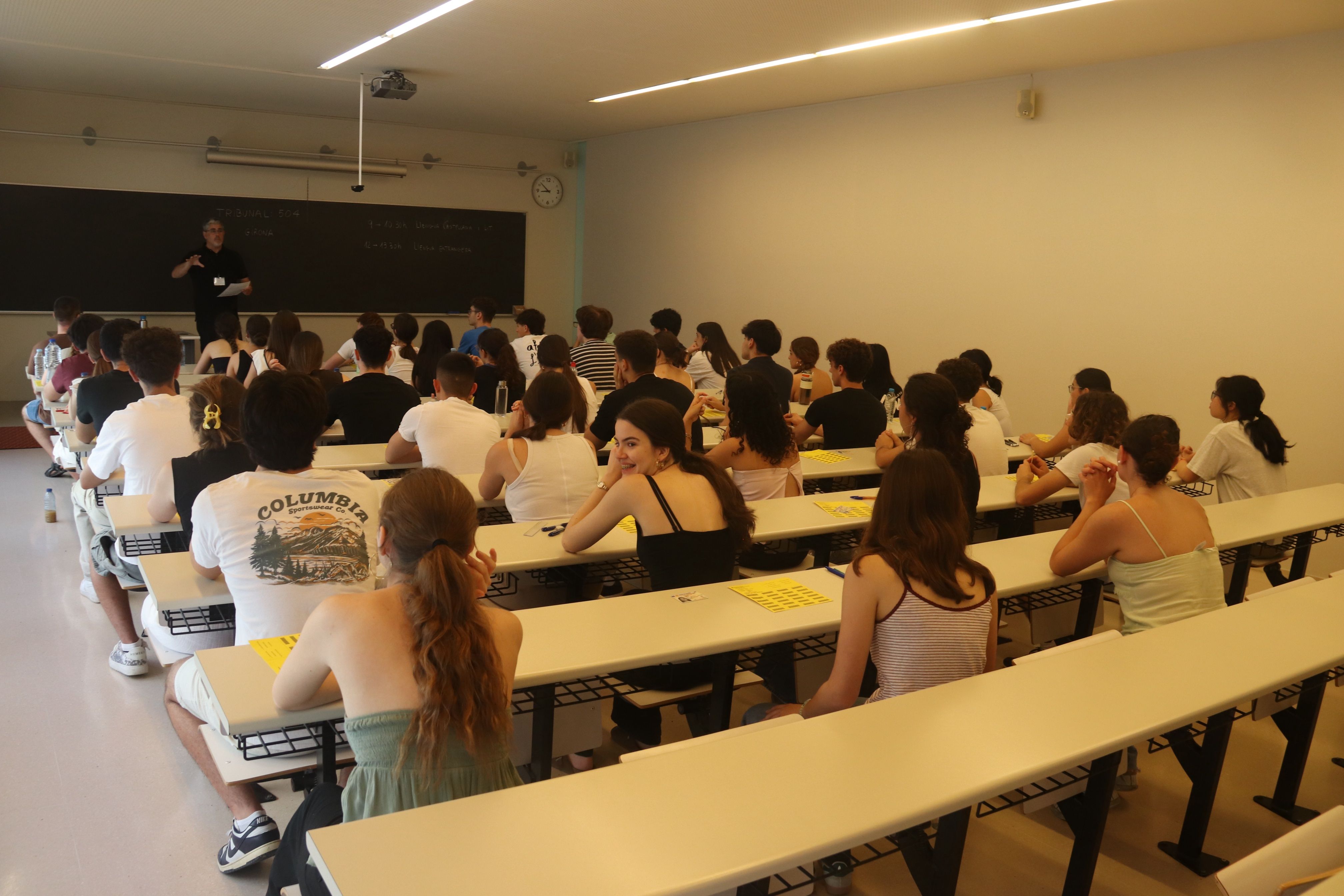 Aula amb estudiants fent les Pau aquest 2026 FOTO: ACN
