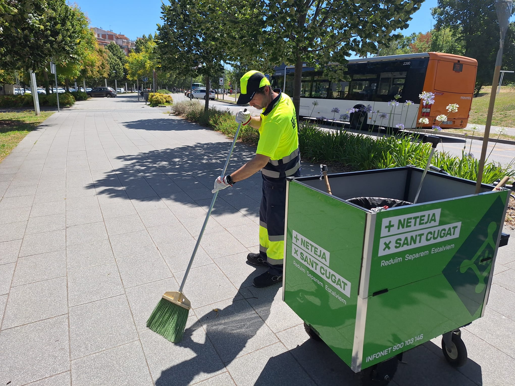 El personal de neteja viària de Sant Cugat estrena sistemes de protecció davant la calor. FOTO: Ajuntament