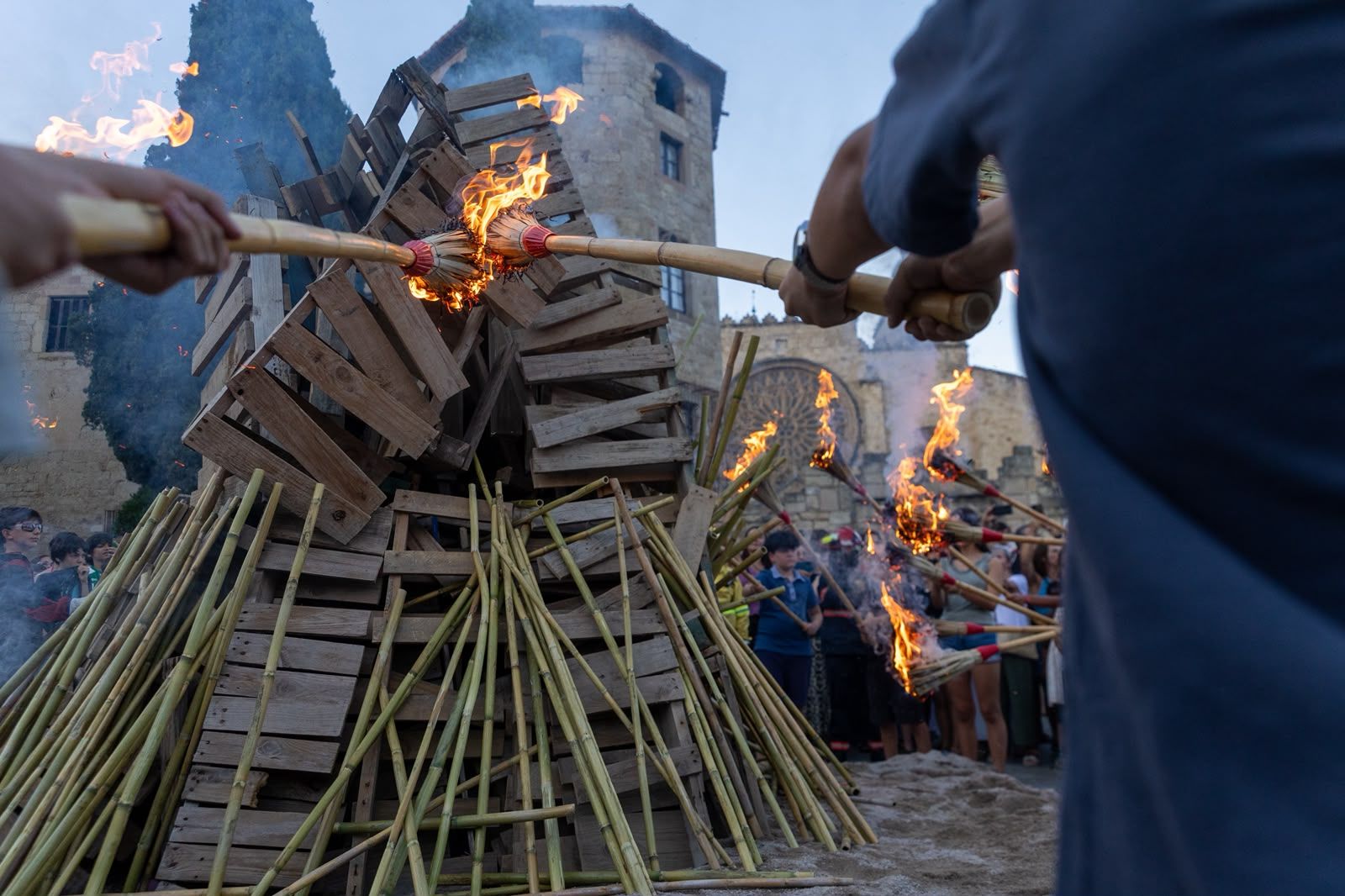 Flama del Canigó i encesa de la foguera 2026. FOTO: Ajuntament