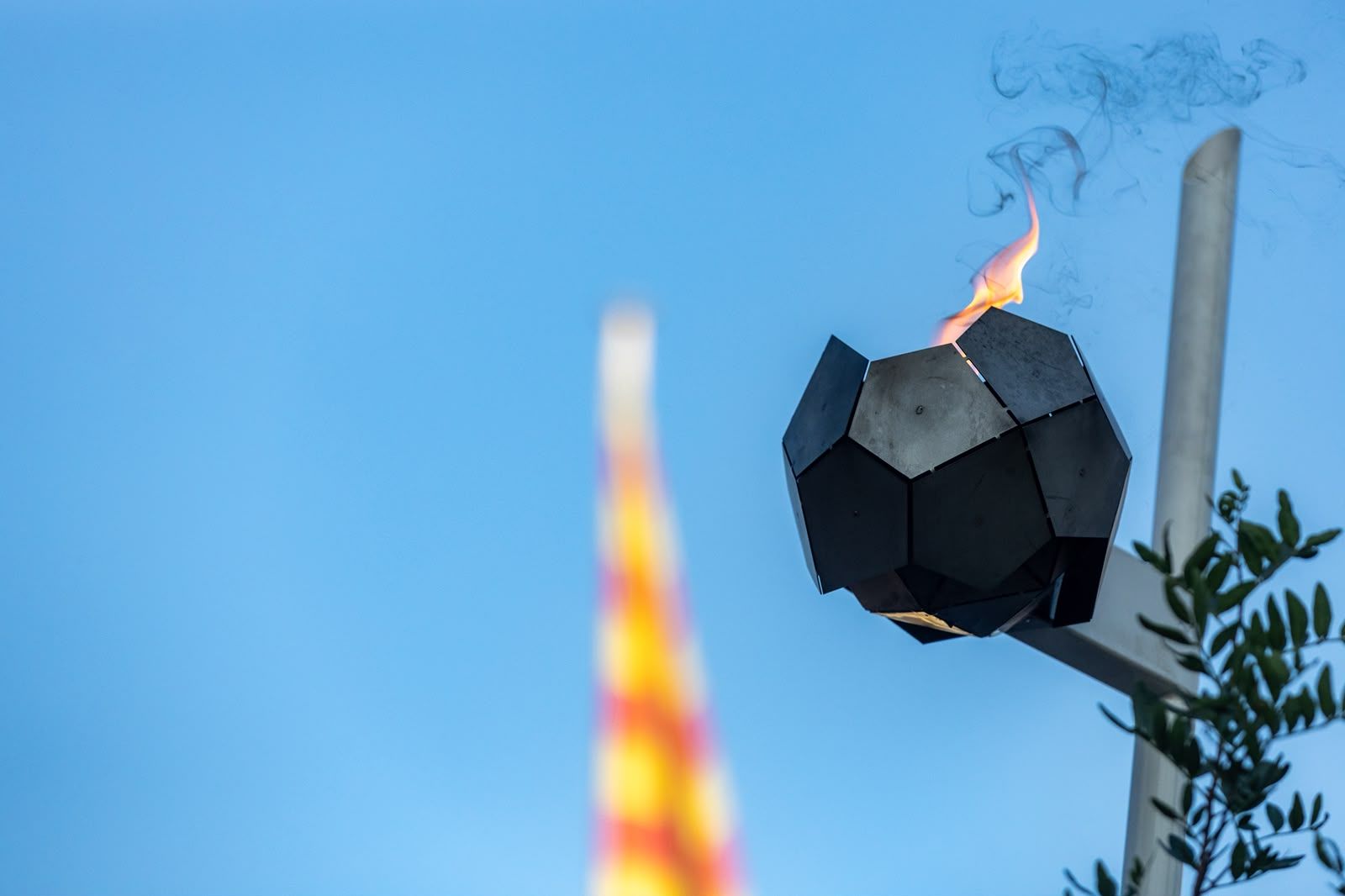 Flama del Canigó i encesa de la foguera 2026. FOTO: Ajuntament