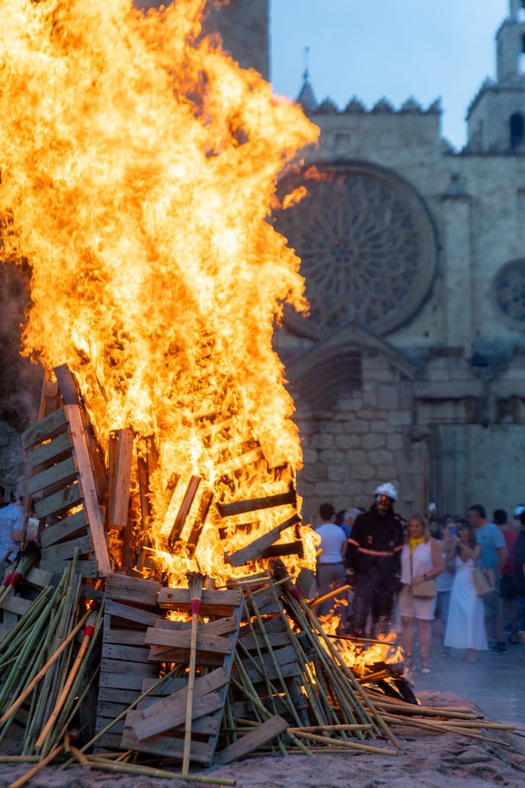 Flama del Canigó i encesa de la foguera 2026. FOTO: Ajuntament