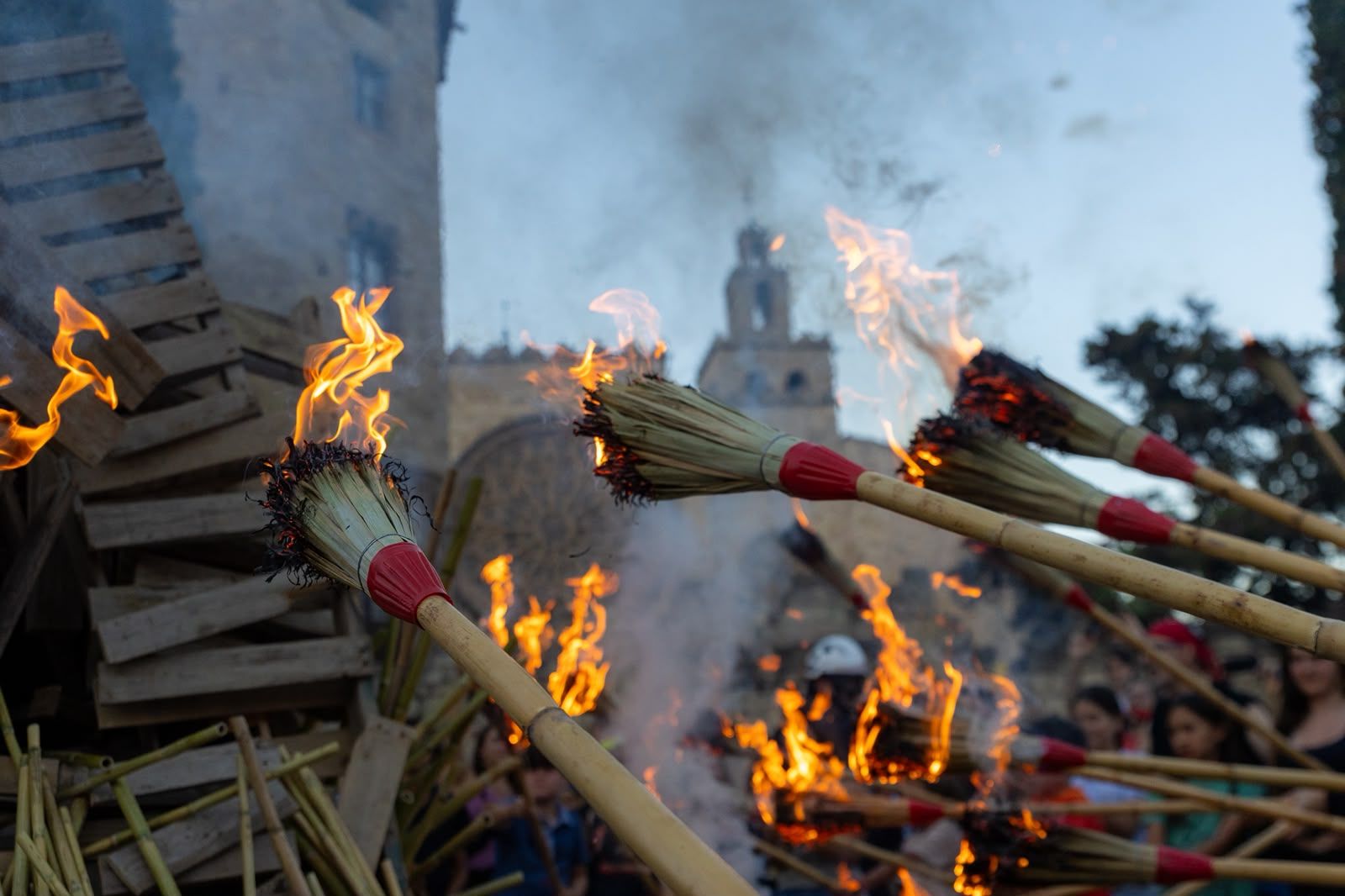 Flama del Canigó i encesa de la foguera 2026. FOTO: Ajuntament