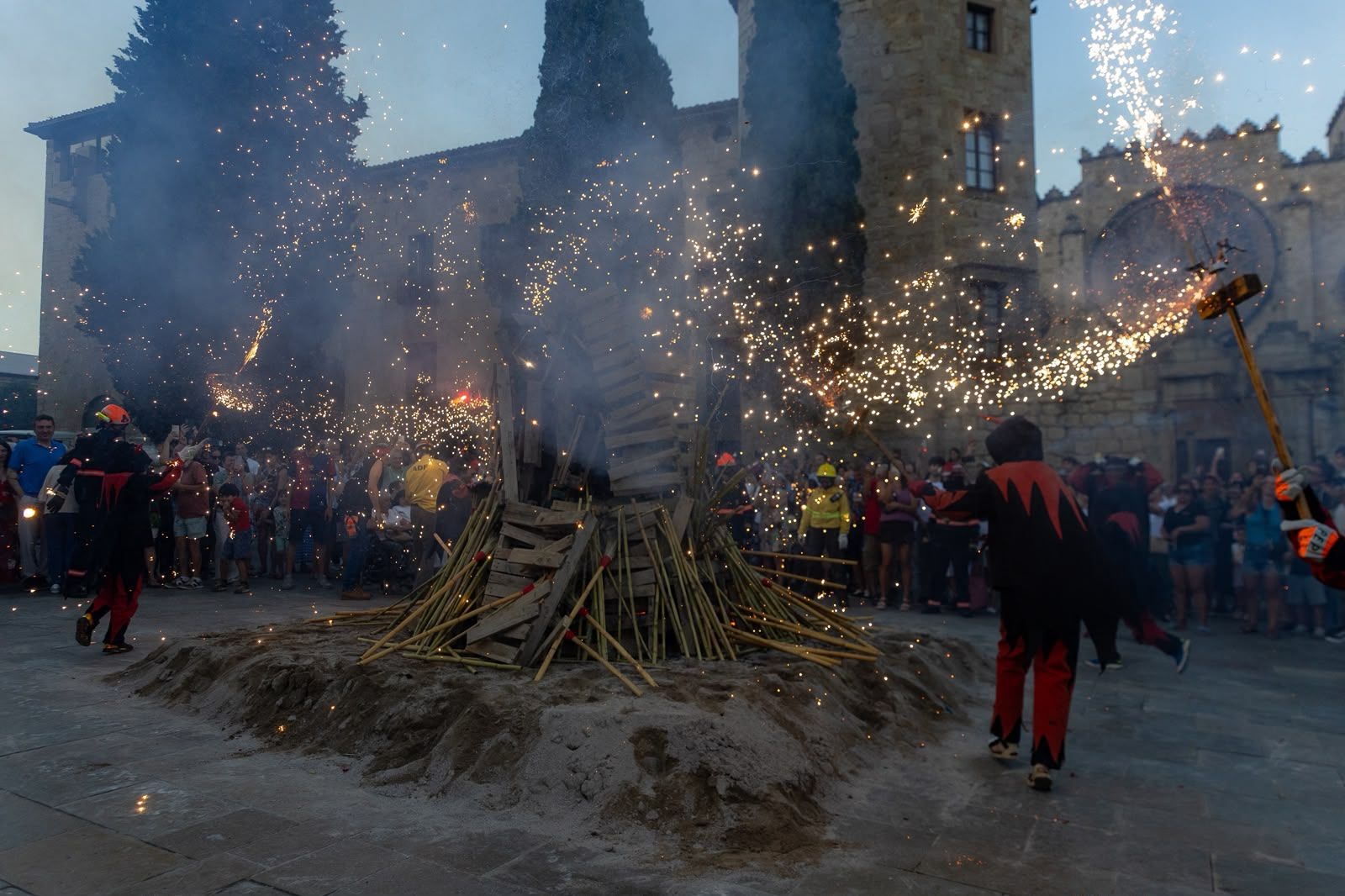 Flama del Canigó i encesa de la foguera 2026. FOTO: Ajuntament