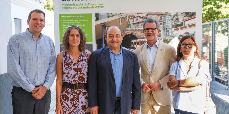 Foto institucional amb el president de FGC, Carles Ruiz Novella, i l'alcalde de Sant Cugat, josep Maria Vallès, al mig. FOTO: Ajuntament