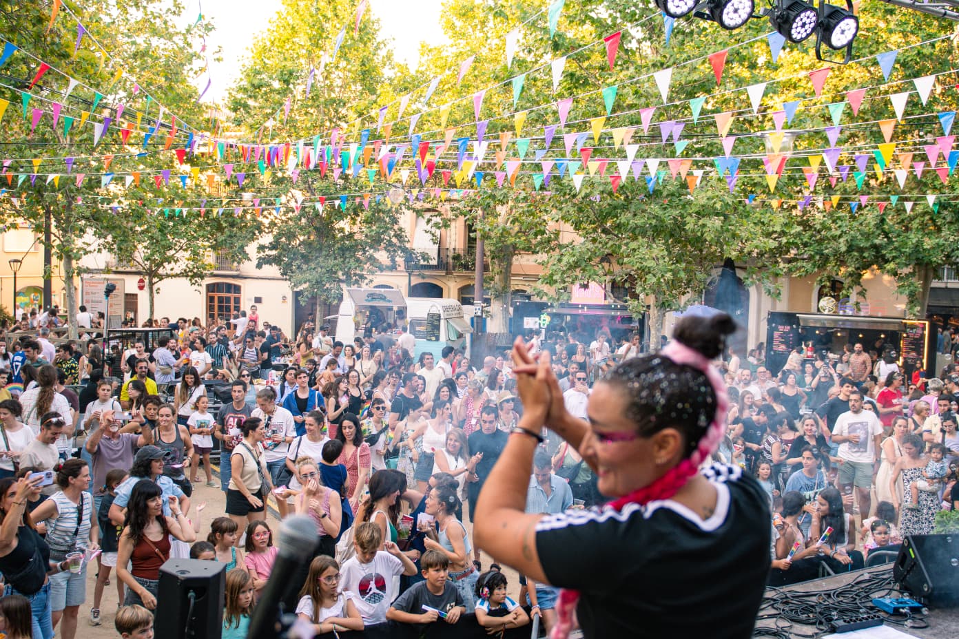 L'orgull LGBTI+ celebra la seva festa a la plaça de Barcelona