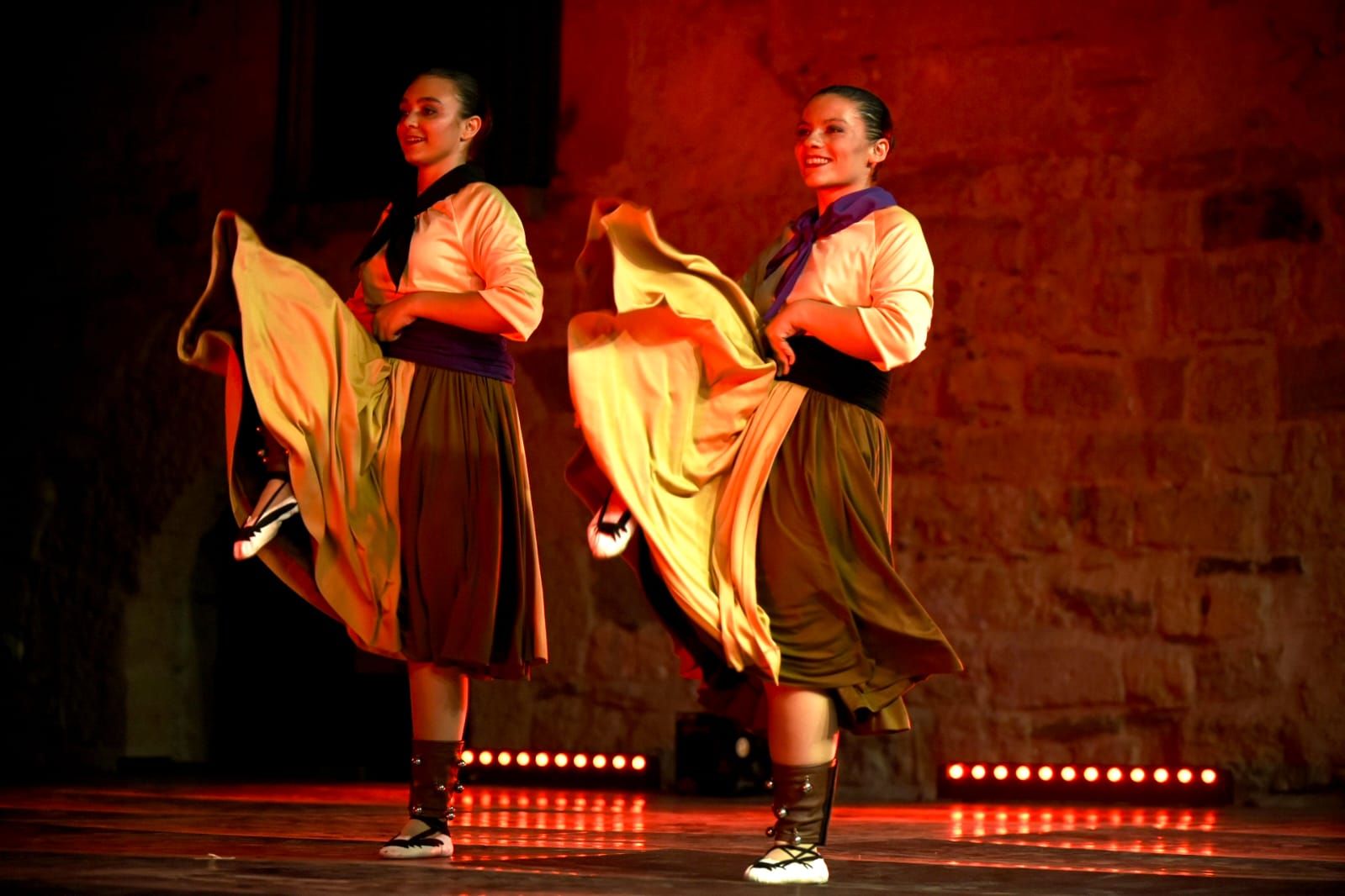 Actuació de l'Esbart Mediterrània. FOTO: Bernat Millet (TOT Sant Cugat)