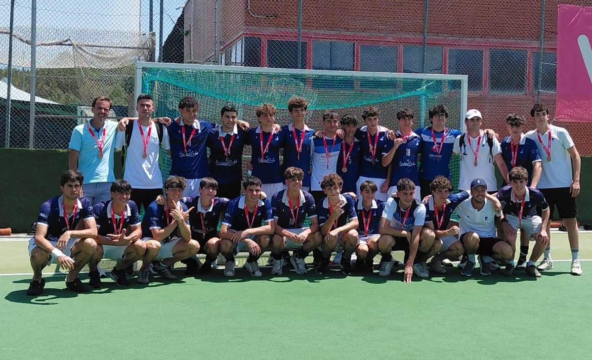L'equip juvenil d'hoquei herba masculí del Junior FC, bronze en el Campionat d'Espanya. FOTO: Cedida