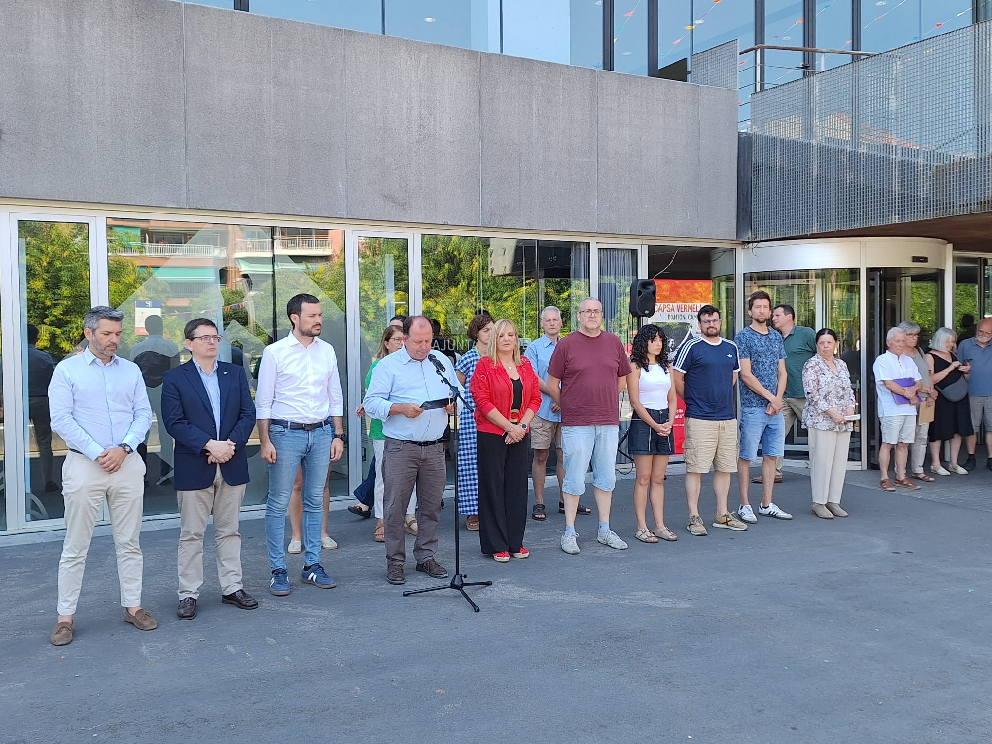 Minut de silenci a Sant Cugat per les víctimes dels terratrèmols de Veneçuela. FOTO: Ajuntament