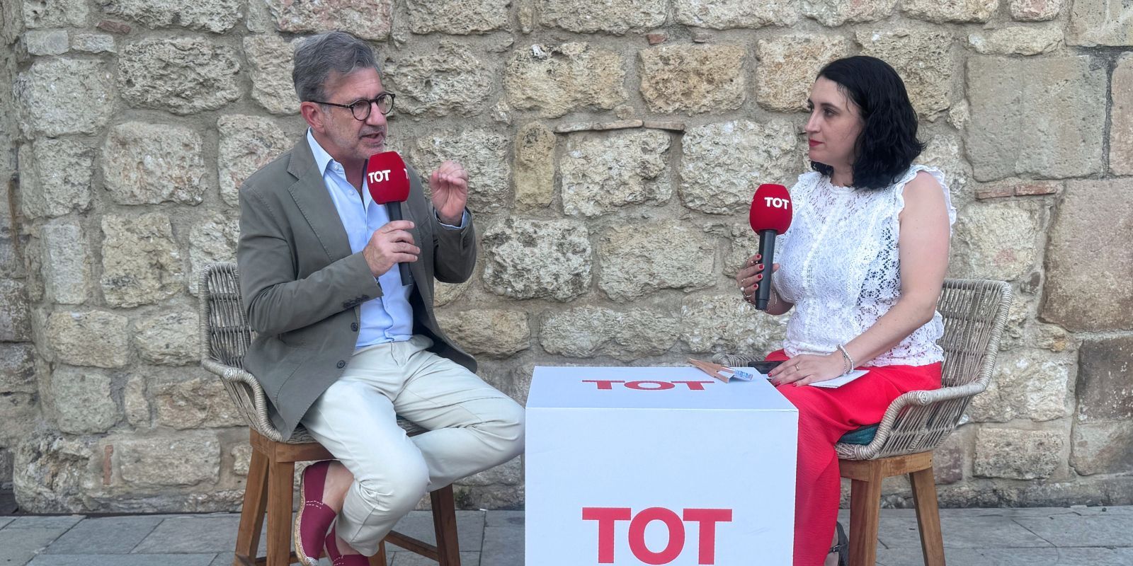 L'alcalde ha conversat amb la directora adjunta del TOT Sant Cugat, Àgata Guinó. FOTO: TOT Sant Cugat.