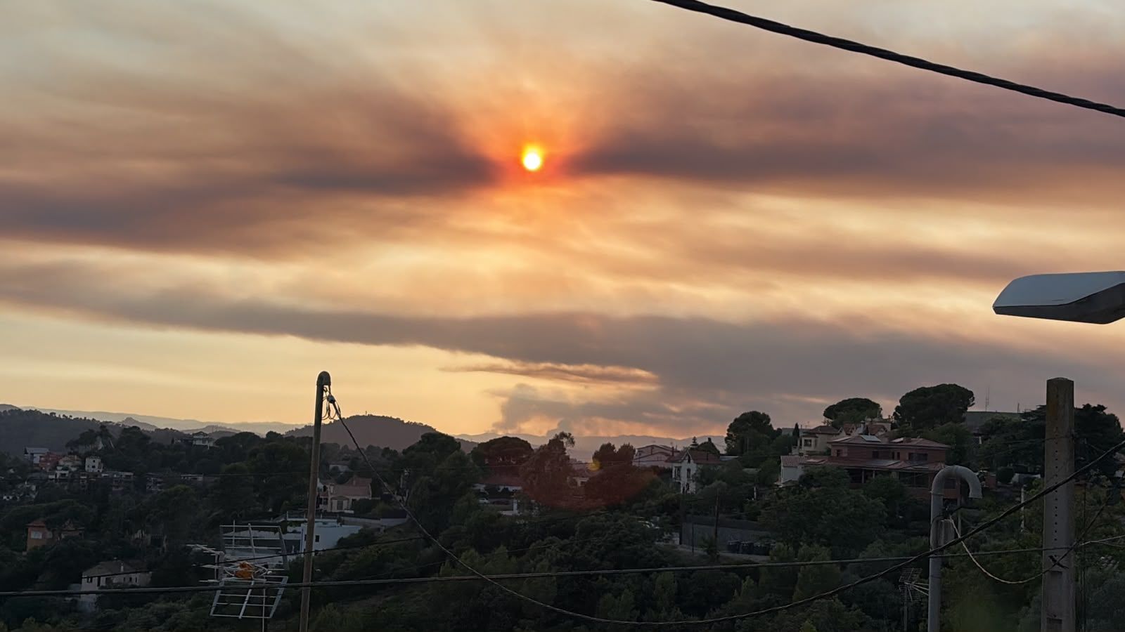 Fum de l'incendi des de la Floresta, Sant Cugat. FOTO: TOT Sant Cugat
