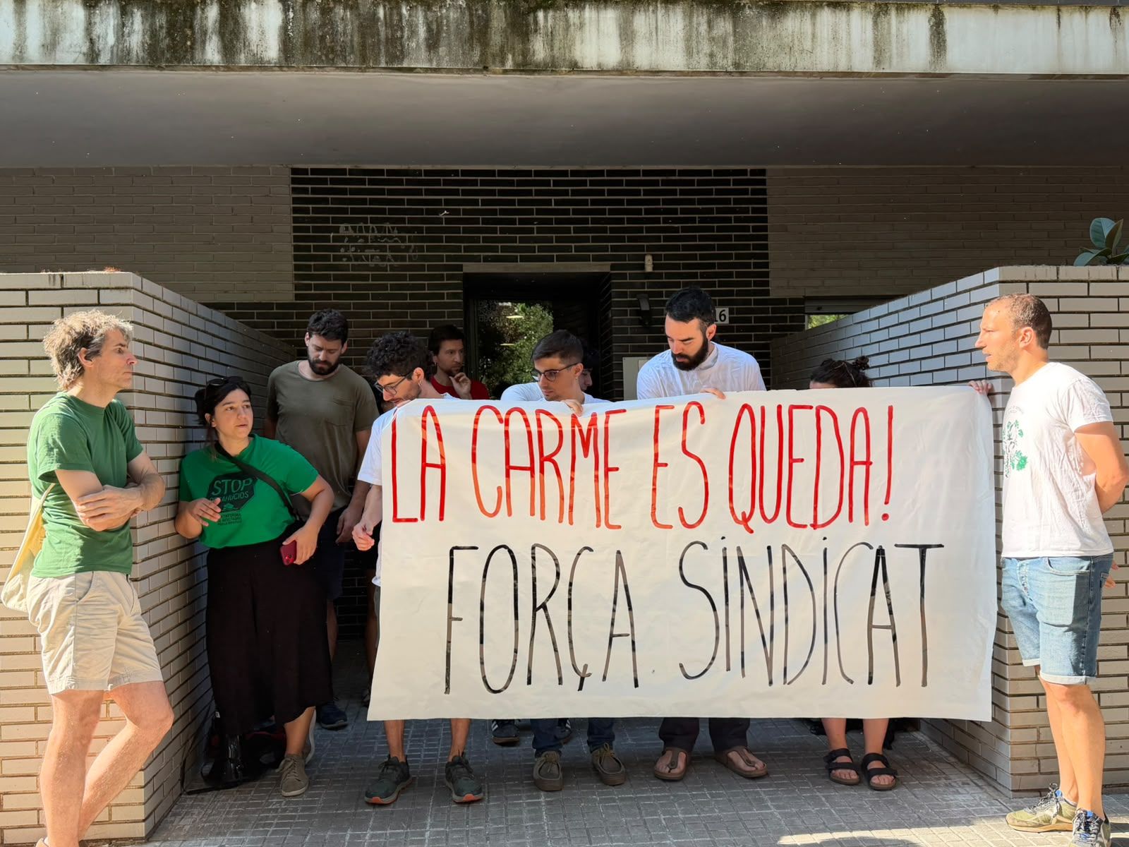 El Síndicat de Llogateres atura un intent de desnonament a Sant Cugat, al carrer de Pau Casals. FOTO: TOT Sant Cugat