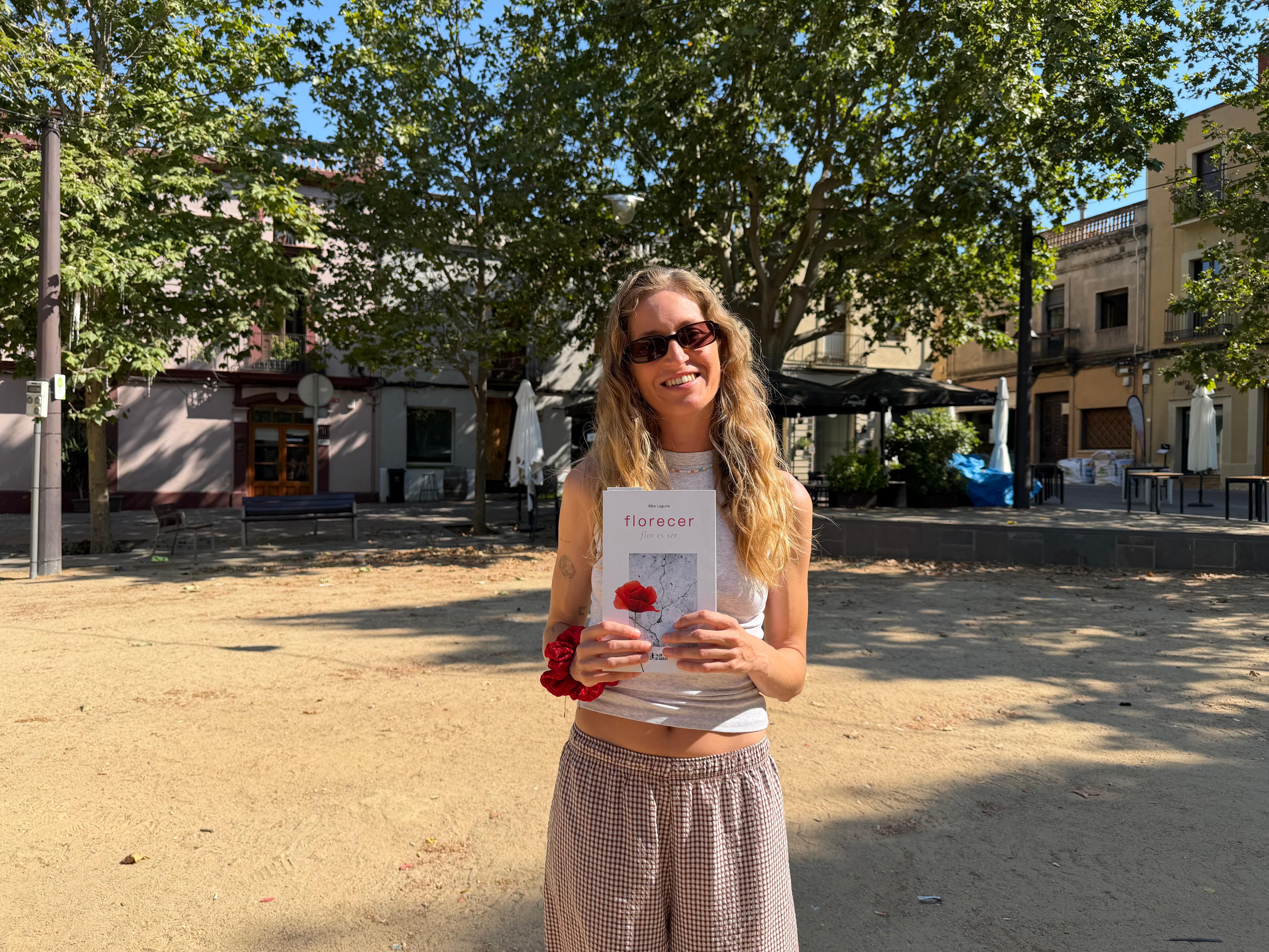Alba Laguna amb el seu llibre 'Florecer'. FOTO: TOT Sant Cugat