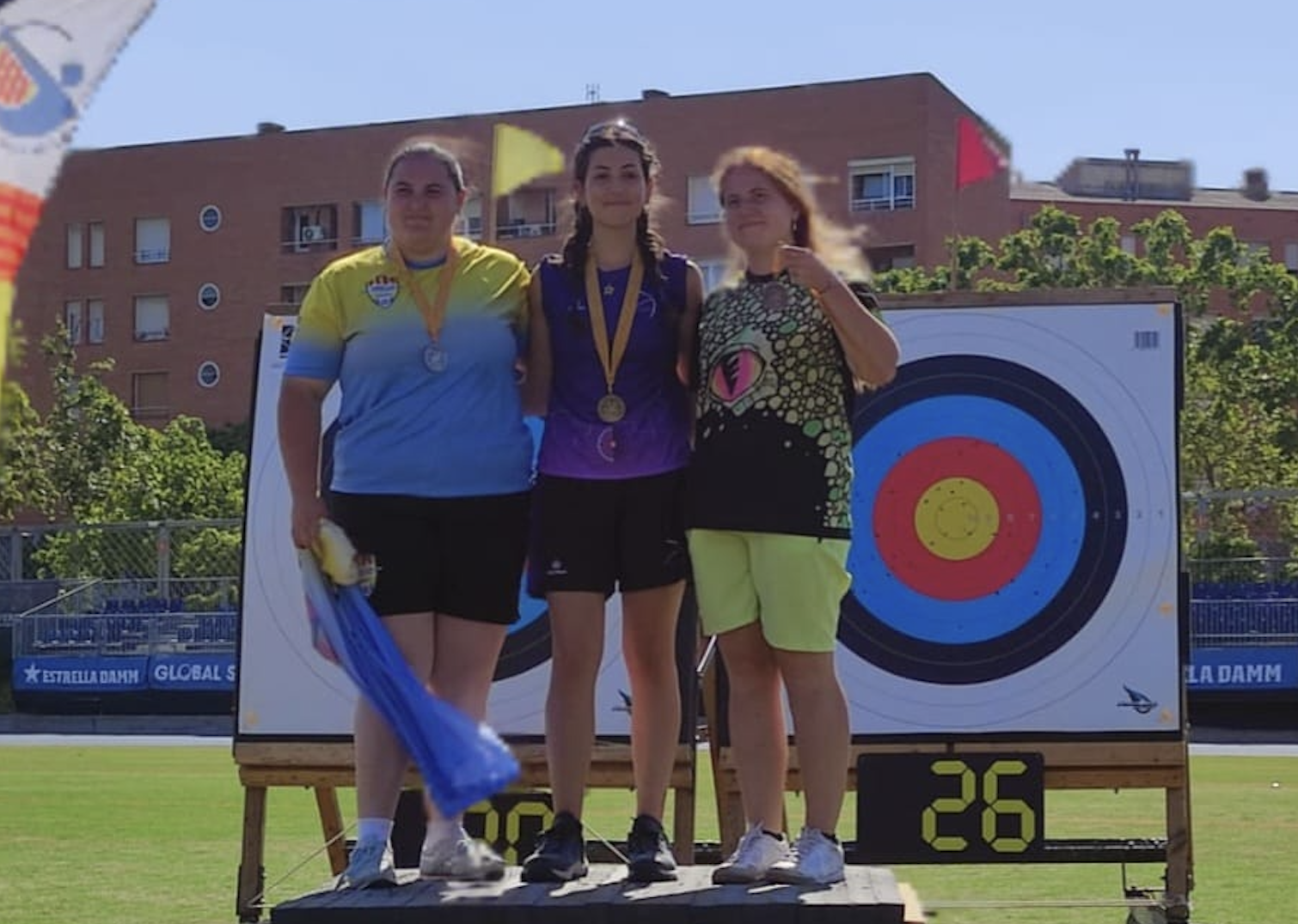 L'arquera Lúcia Quiles (Club Arquers Sant Cugat) en la part més alta del podi del Campionat de Catalunya. FOTO: Cedida