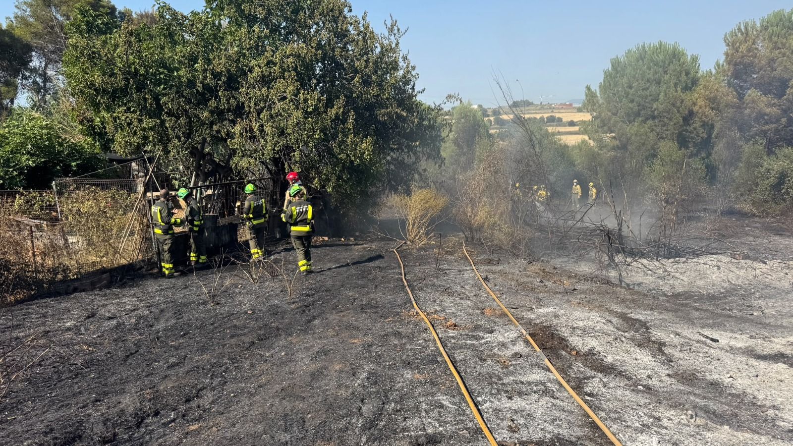 Imatge de l'incendi de vegetació a l'avinguda de les Roquetes de Sant Cugat. FOTO: Cedida.
