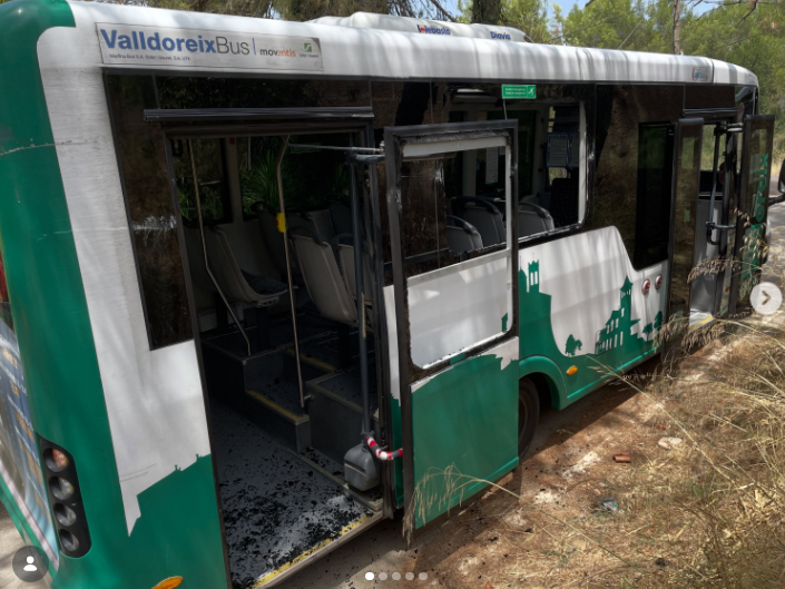 Imatge de l'autobús accidentat a Valldoreix. FOTO: EMD Valldoreix (Instagram)