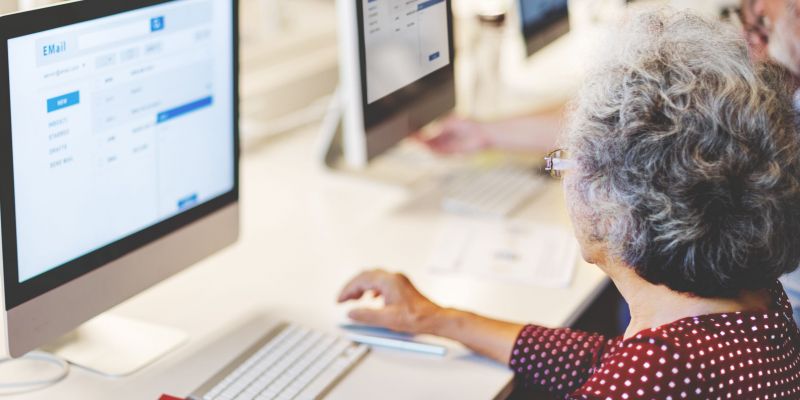 La gent gran també pot aprendre a fer servir la tecnologia. FOTO: Cedida