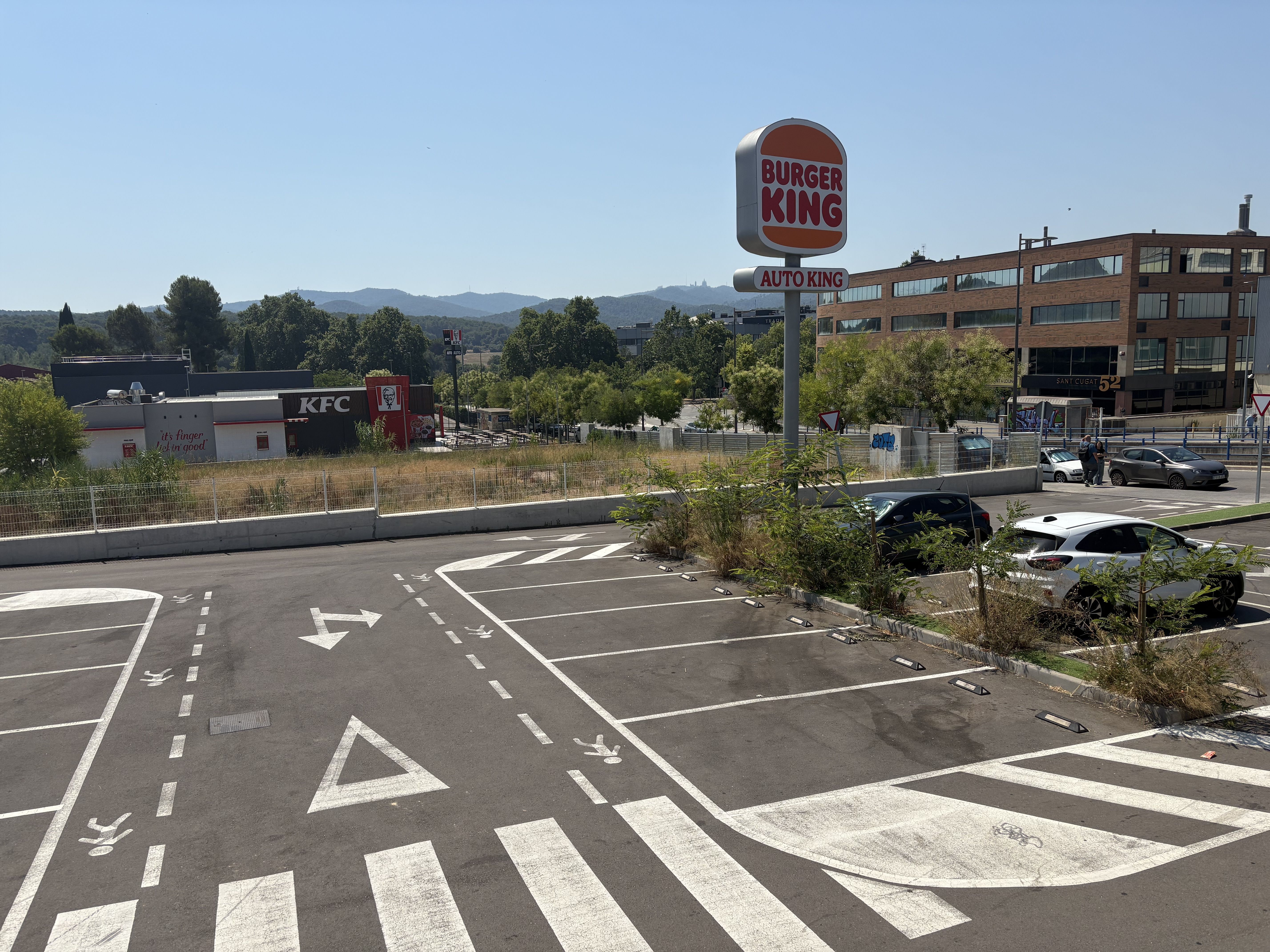El nou edifici es constuirà entre el Burguer King i el KFC FOTO: Àgata Guinó (TOT Sant Cugat)