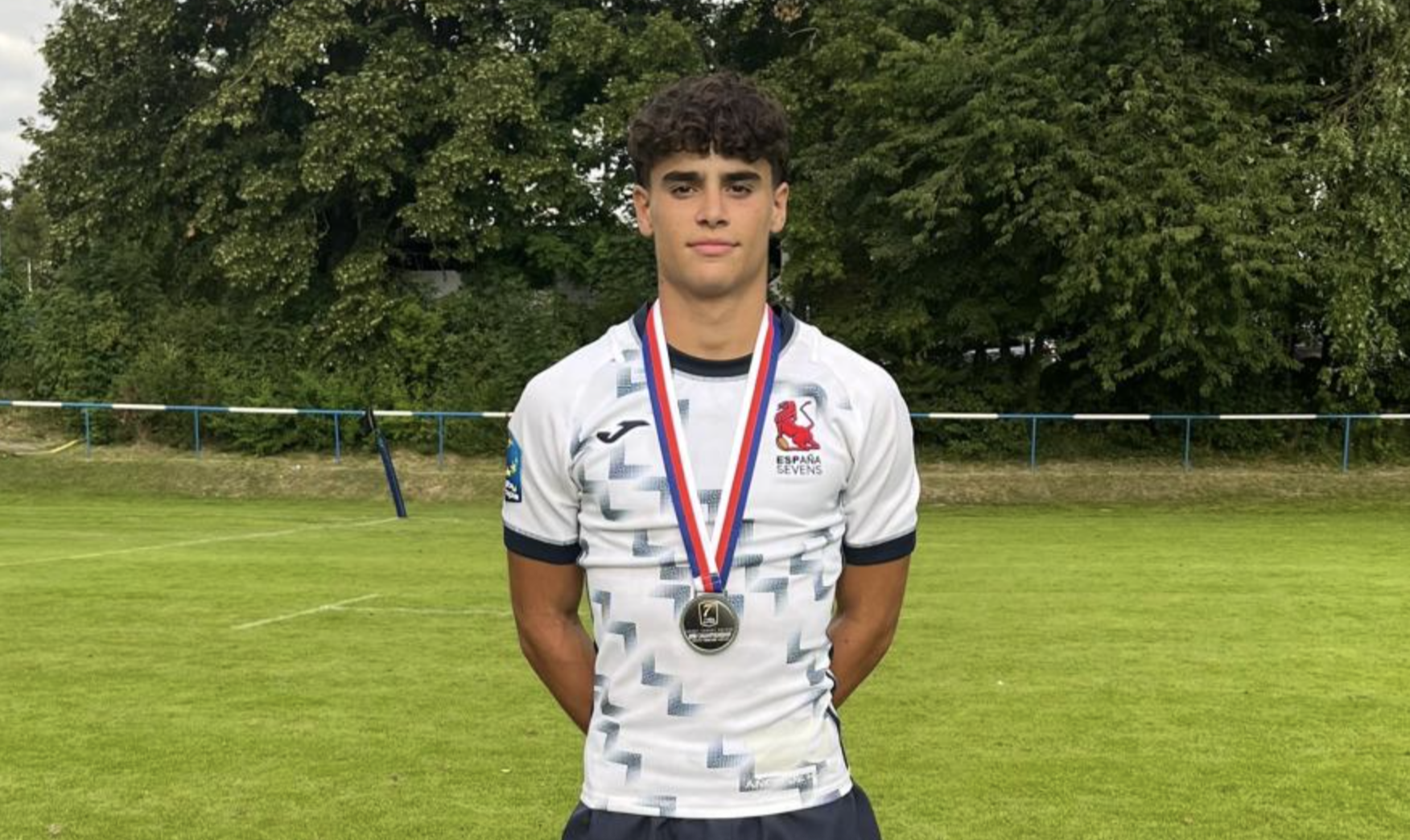 El jugador del Club de Rugby Sant Cugat, Aritz Giménez, amb la medalla de plata del Campionat d'Europa de rugbi a 7 sub-18. FOTO: Cedida