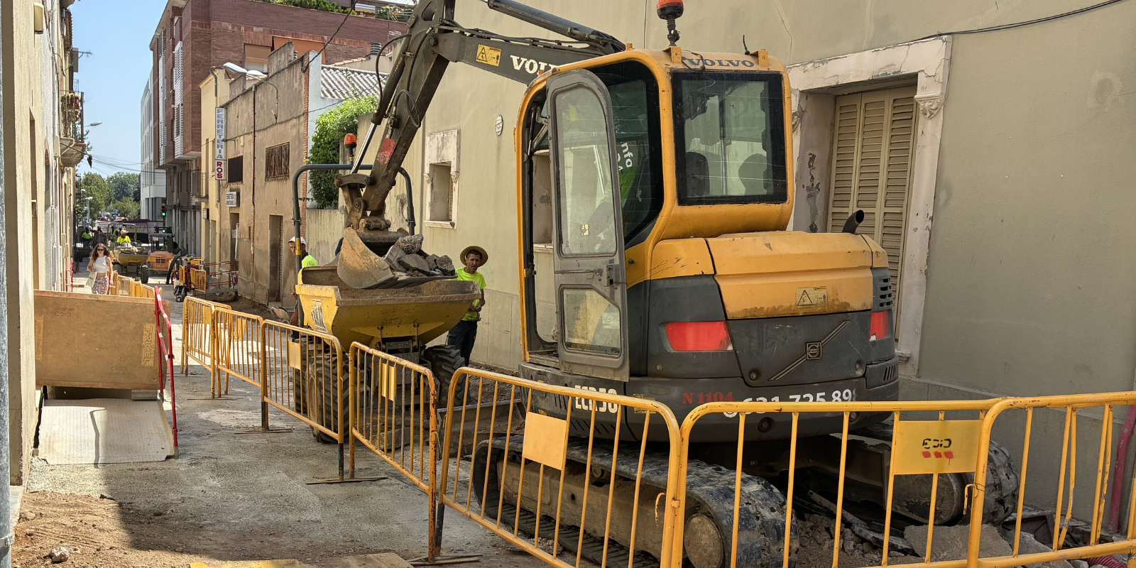 Obres d'asfaltatge al carrer del Dos de Maig. FOTO: TOT Sant Cugat