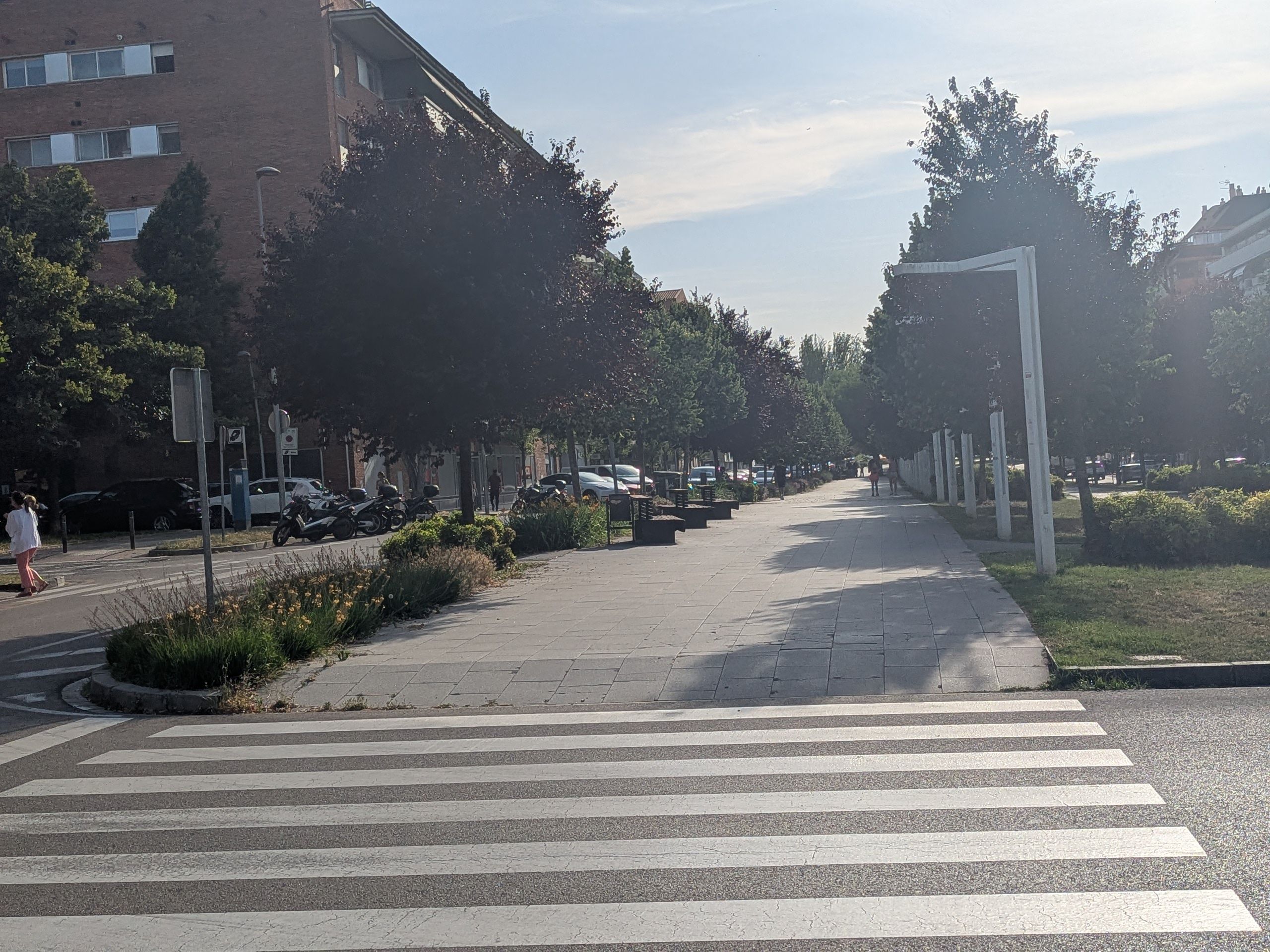 Bancs orientats al sol a la rambla del Celler