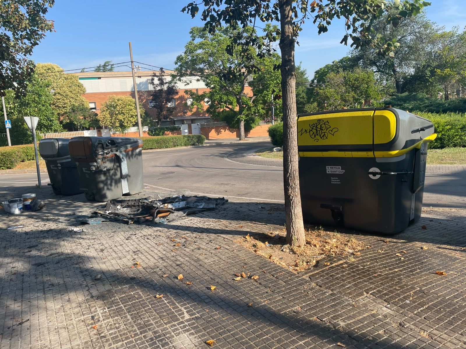 Restes de la revetlla de Sant Joan al carrer de Sant Rafael