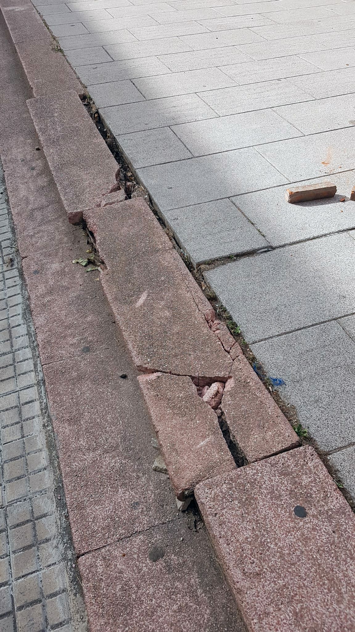 Denuncien el mal estat del paviment a la plaça del Doctor Galtés