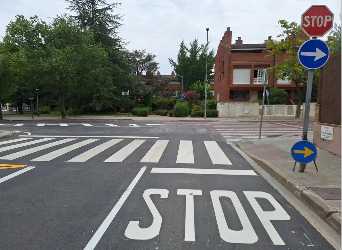 Nou sentit de la circulació a la cruïlla entre el carrer Cèsar Martinell i l'avinguda Pla de Vinyet. FOTO: Ajuntament