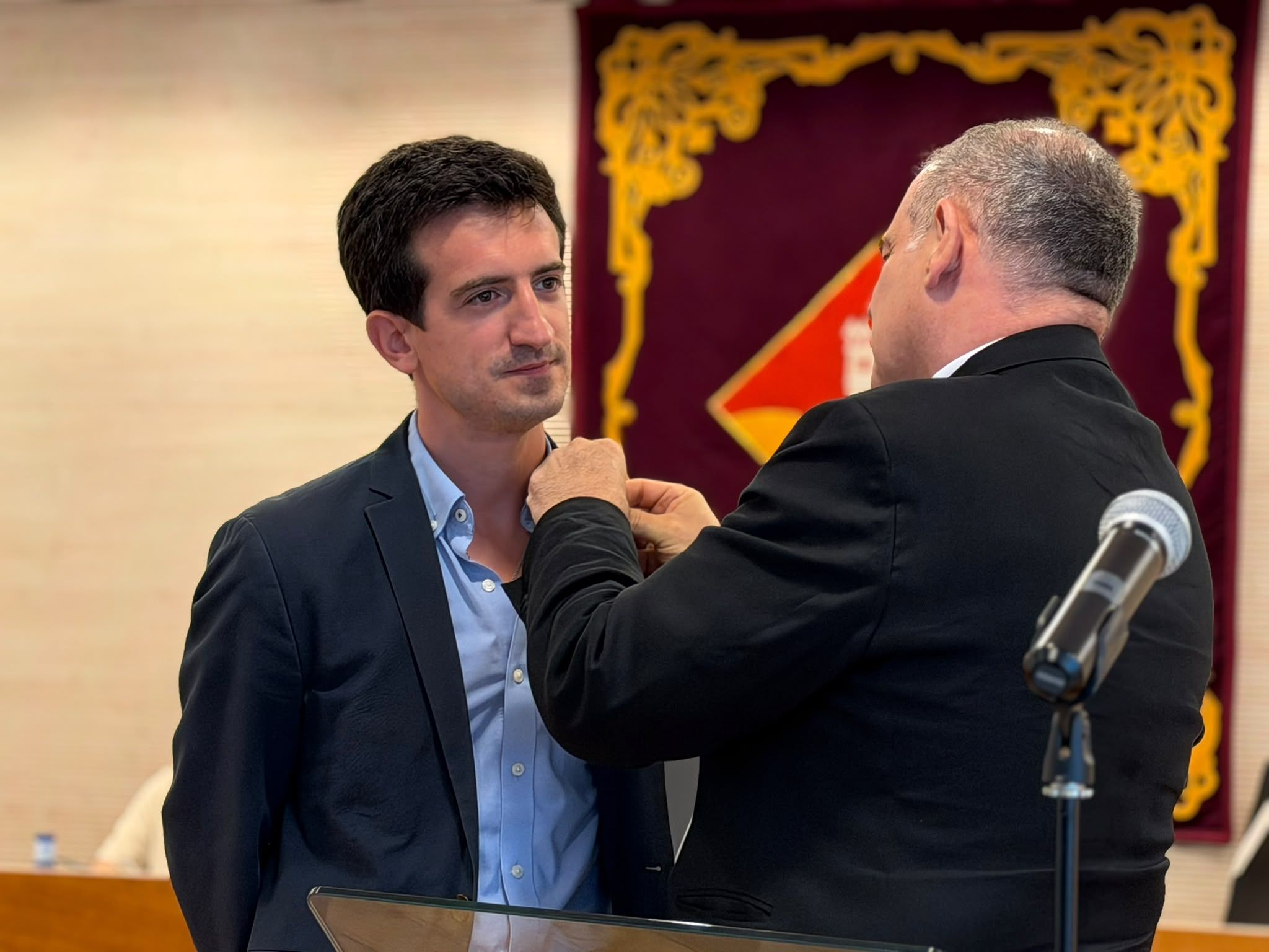 Javier de Salas (portaveu de Vox) amb el president de l'EMD Valldoreix, Juanjo Cortés (Valldoreix Plular). FOTO: TOT Sant Cugat