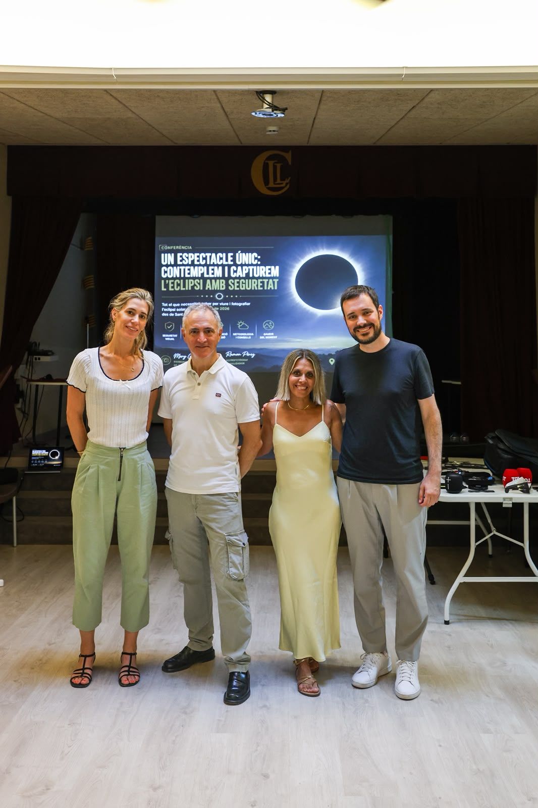 Xerrada per capturar l'eclipsi amb els fotògrafs Mery Gallego i Ramon Pérez. FOTO: Ajuntament (Lali Puig)
