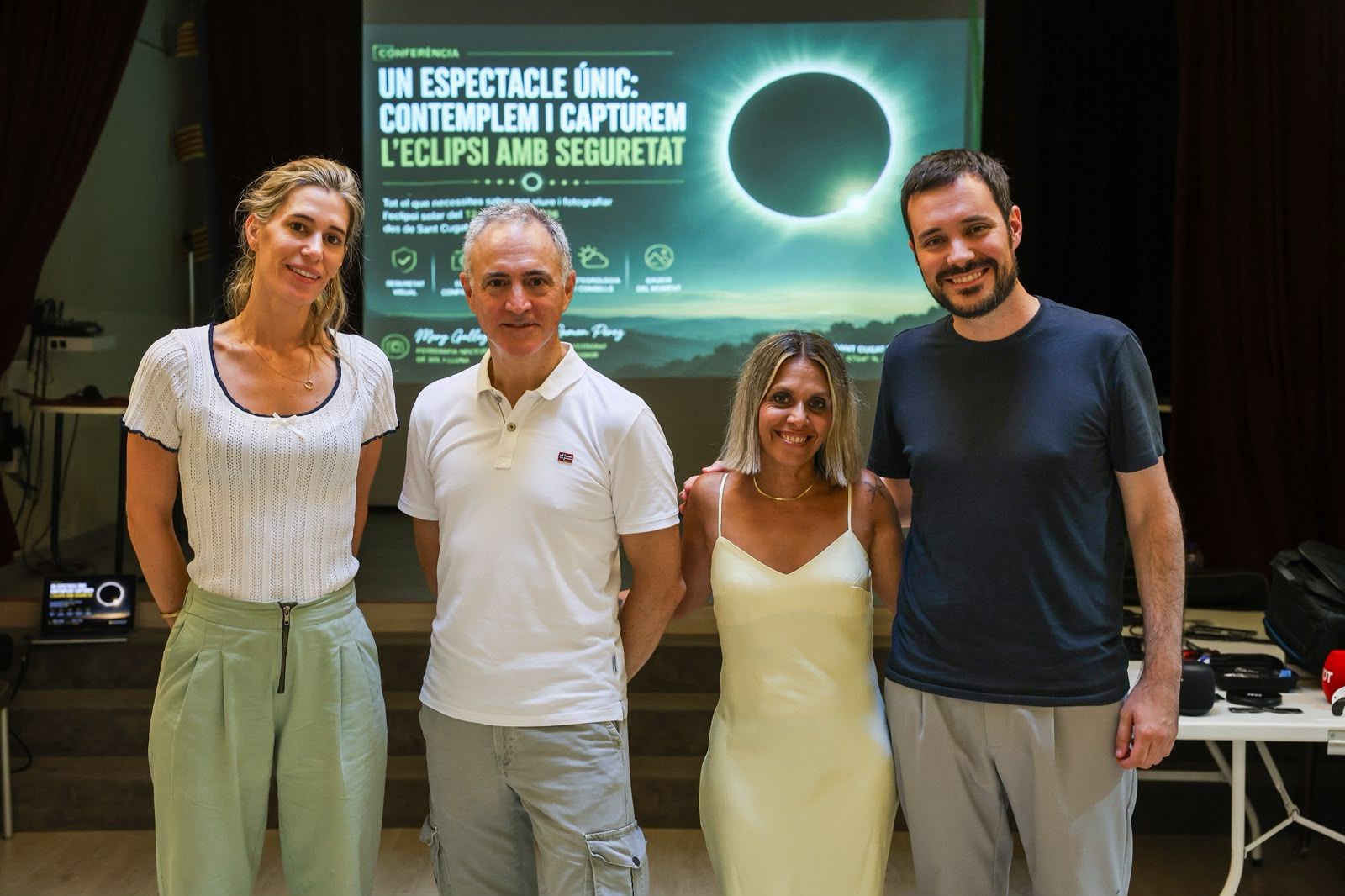 Xerrada per capturar l'eclipsi amb els fotògrafs Mery Gallego i Ramon Pérez. FOTO: Ajuntament (Lali Puig)