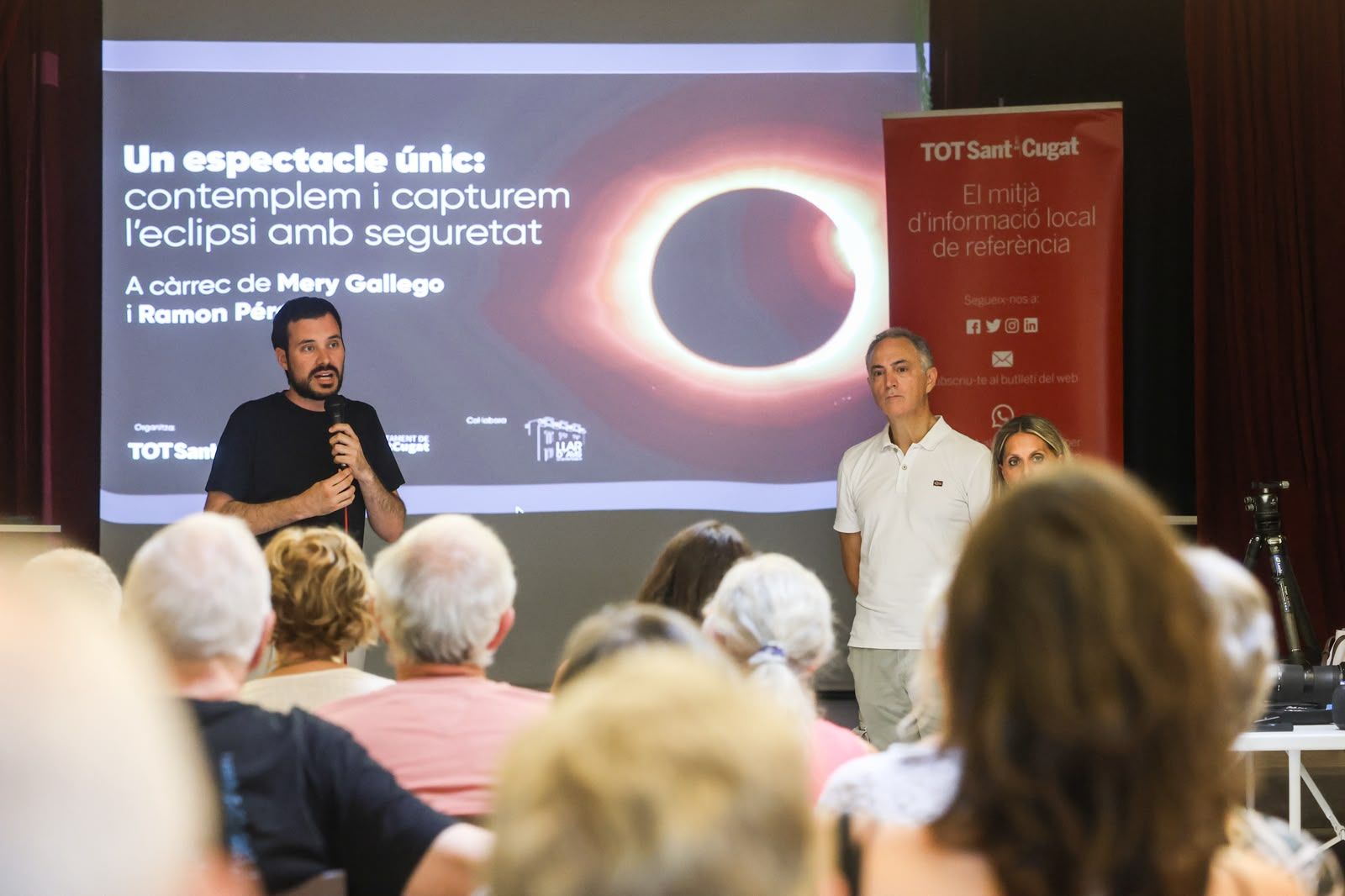 Xerrada per capturar l'eclipsi amb els fotògrafs Mery Gallego i Ramon Pérez. FOTO: Ajuntament (Lali Puig)