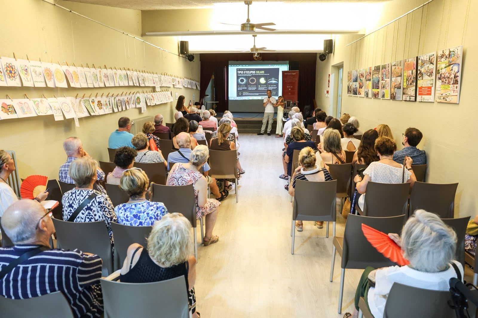 Xerrada per capturar l'eclipsi amb els fotògrafs Mery Gallego i Ramon Pérez. FOTO: Ajuntament (Lali Puig)