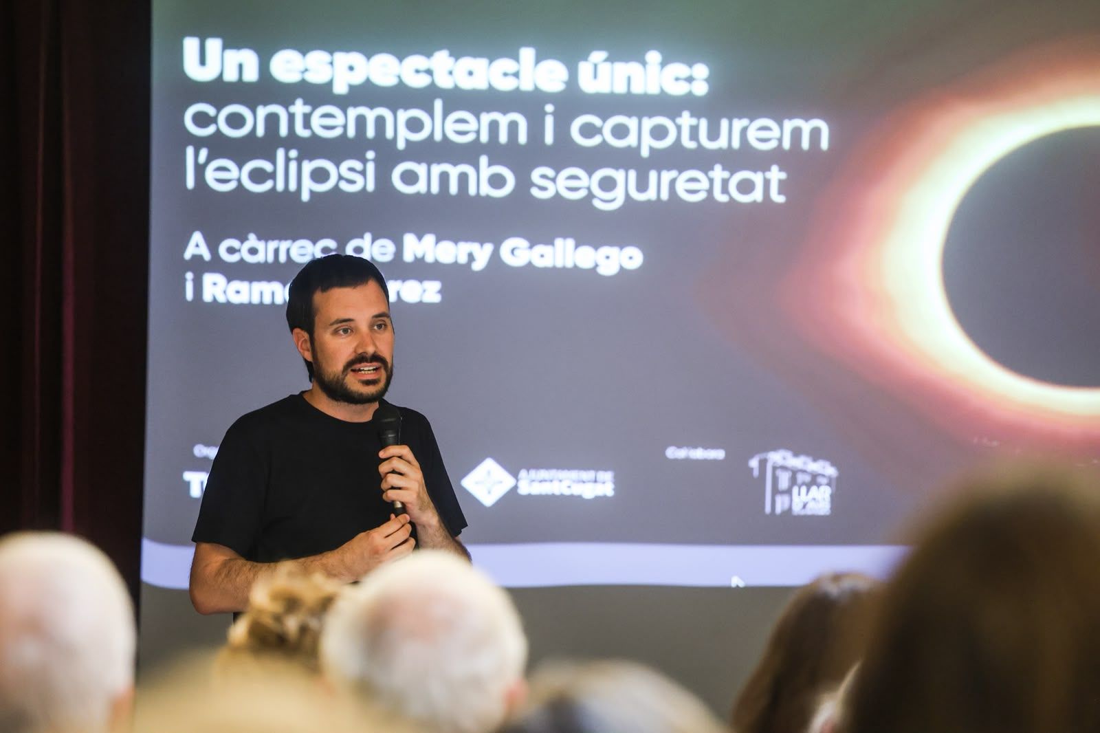 Xerrada per capturar l'eclipsi amb els fotògrafs Mery Gallego i Ramon Pérez. FOTO: Ajuntament (Lali Puig)