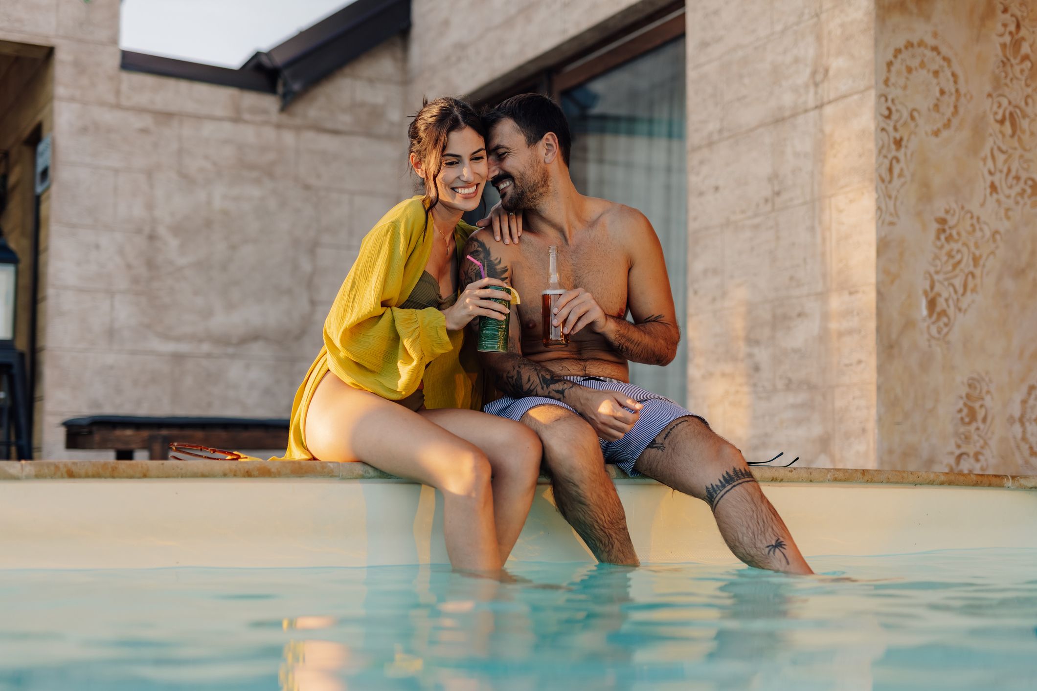 La piscina pot ser un espai magnífic per jugar, besar-se, acariciar-se, flirtejar i deixar que l’aigua hi posi un punt de novetat. FOTO: Cedida