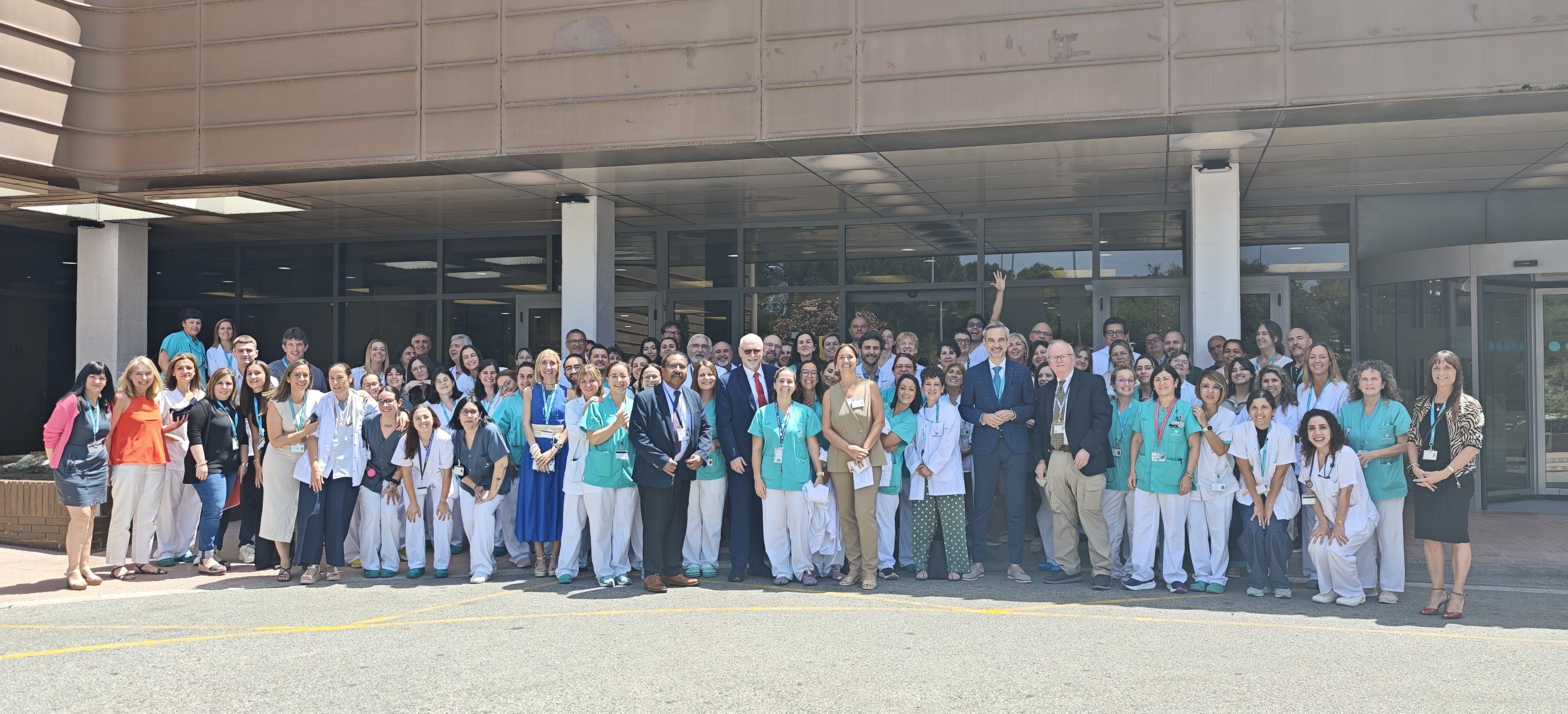 Foto de família dels professionals de l'HUGC reconeguts amb Dr. Joan Izquierdo al centre. FOTO: Cedida