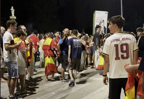 Aficionats de la Selecció espanyola celebrant el Mundial a Sant Cugat. FOTO: TOT