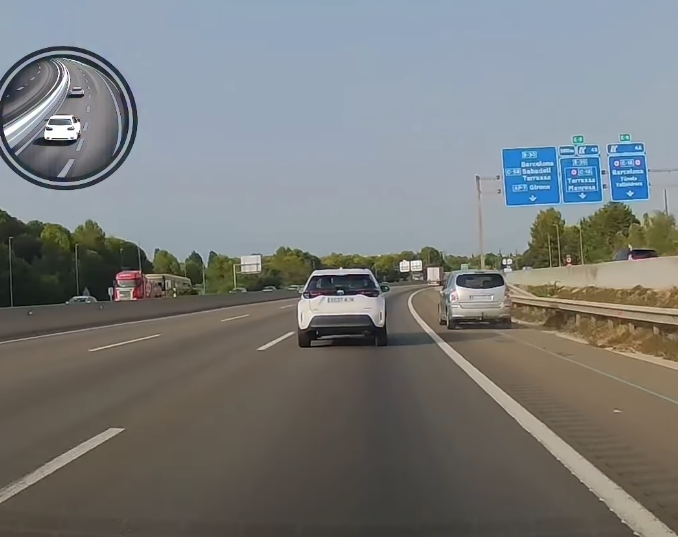 El cotxe avançant pel voral FOTO: Circuli per la dreta