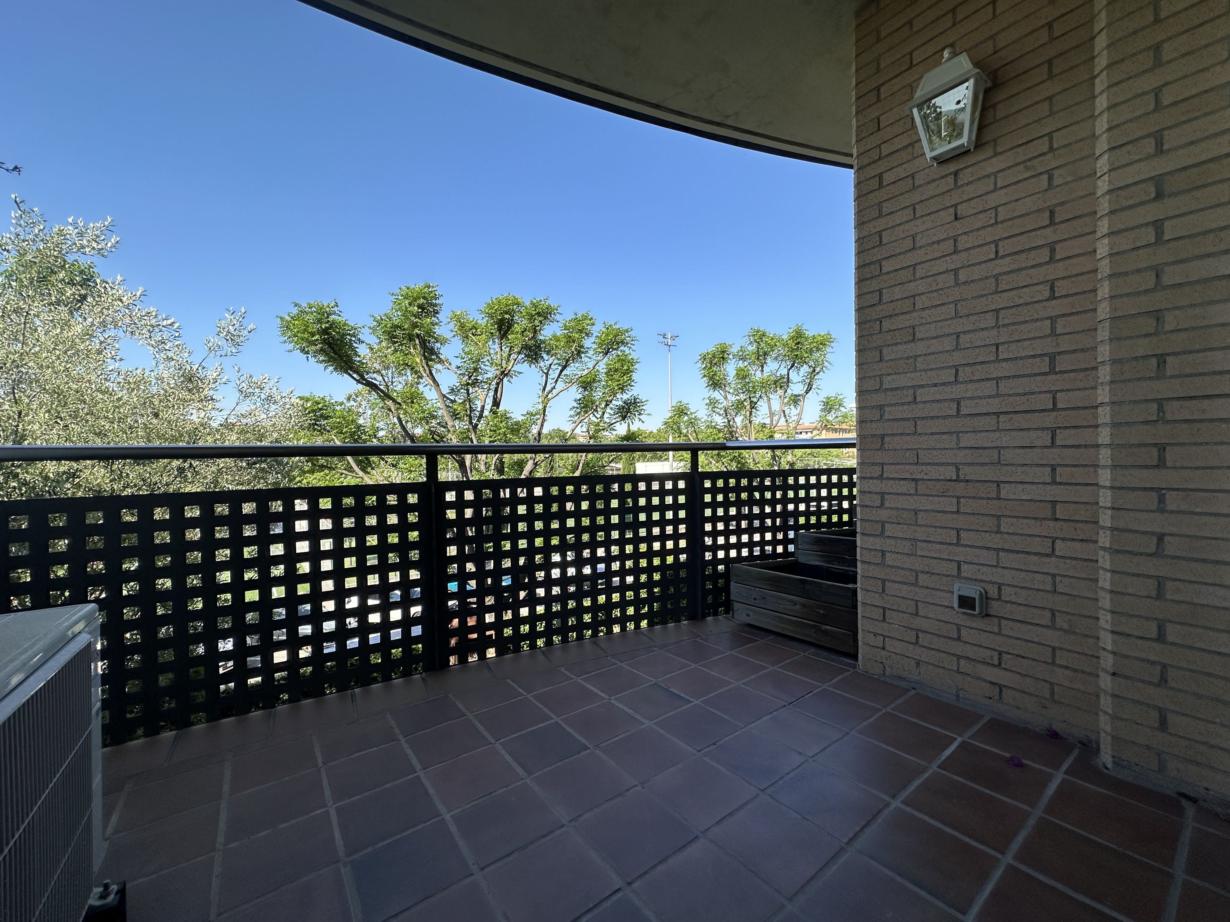 Àmplia terrassa de l'habitatge de Sant Cugat disponible a la immobiliària ORGAN. FOTO: Cedida