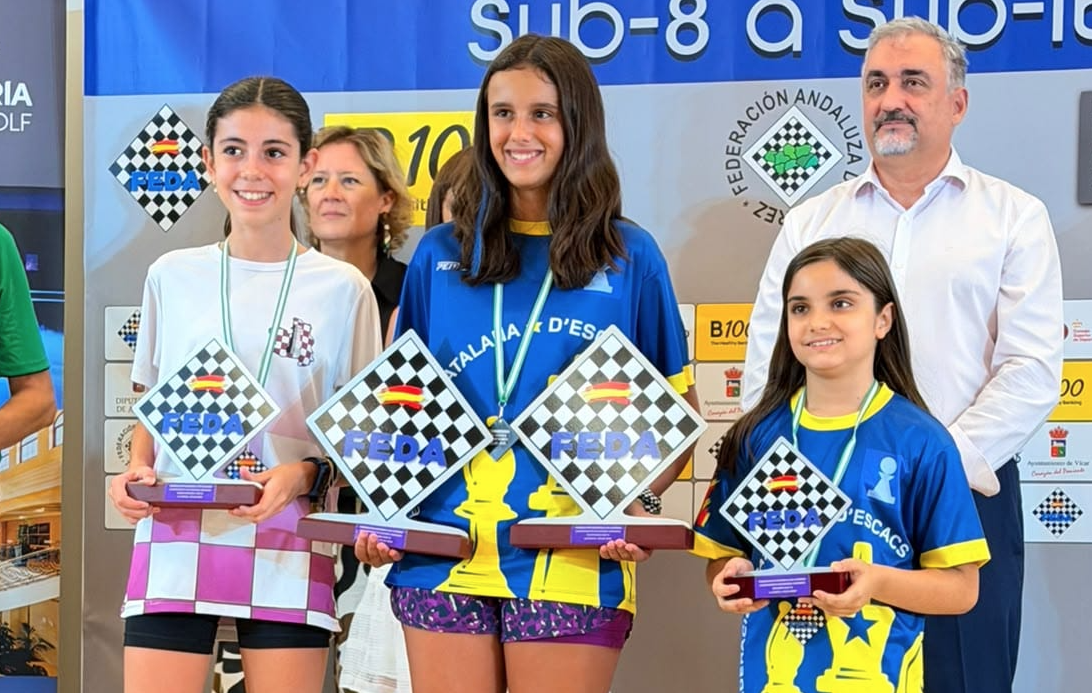 Laia Cid (dreta) aconsegueix acabar entre les tres primeres en categoria femenina en el Campionat d'Espanya d'Escacs sub-12. FOTO: Cedida