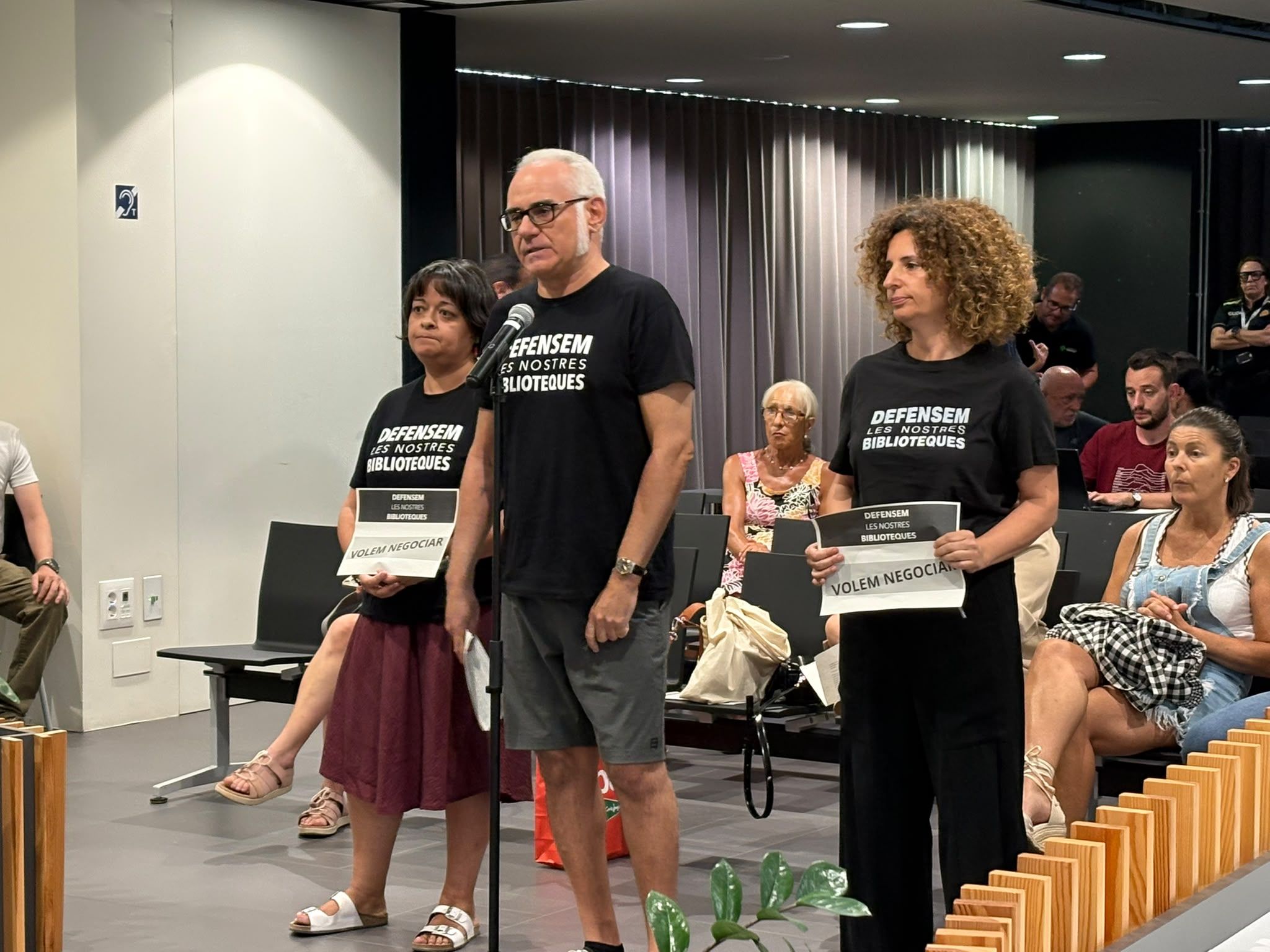 Personal de les biblioteques a l'audiència pública del ple municipal. FOTO: TOT Sant Cugat
