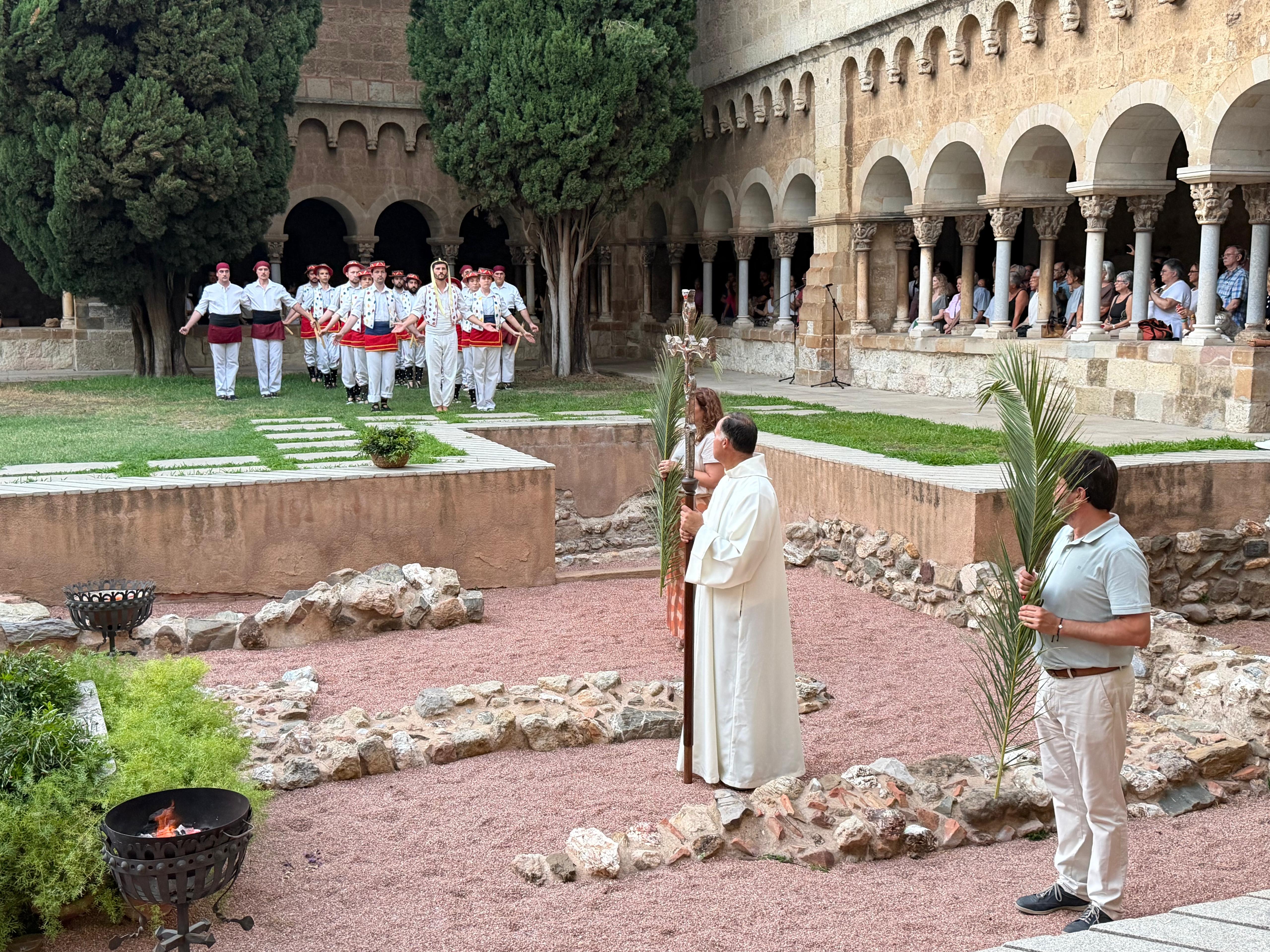 Cerimònia en honor al Màrtir Cugat amb el ball de la Moixiganga de fons. FOTO: TOT Sant Cugat