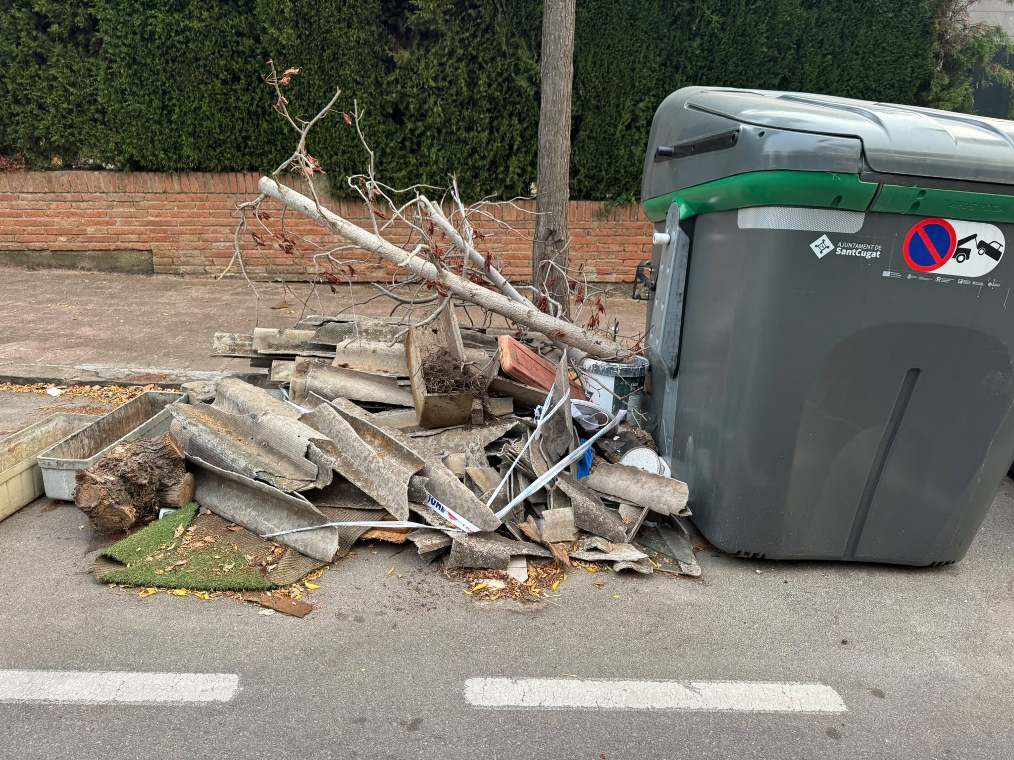Amiant al carrer de Veneçuela. FOTO: Cedida