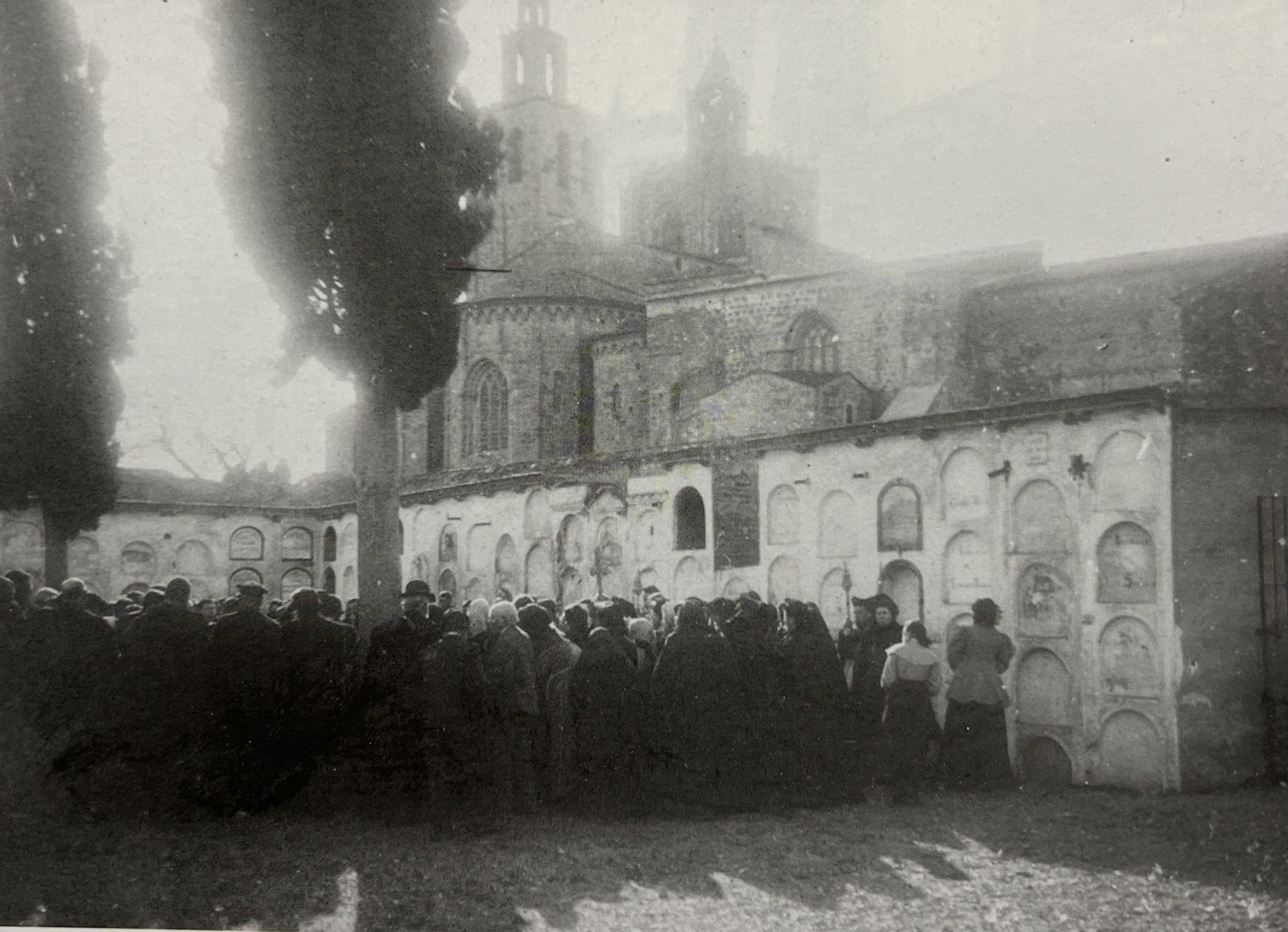 Antic cementiri darrere el Monestir. FOTO: Arxiu