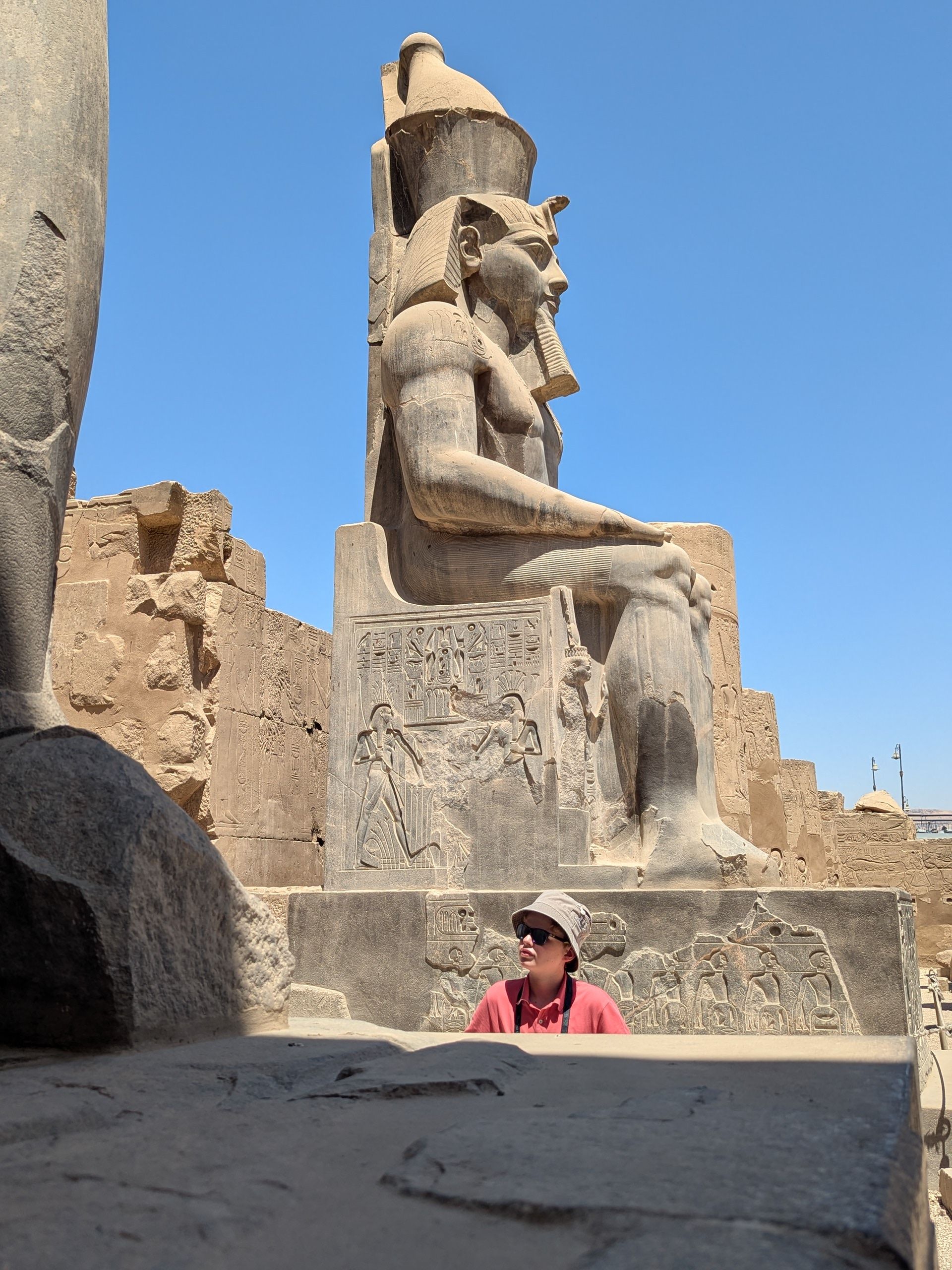 Pequeño admirando la grandeza... · Luxor, Egipto FOTO: Manuela Gimenez Villanova