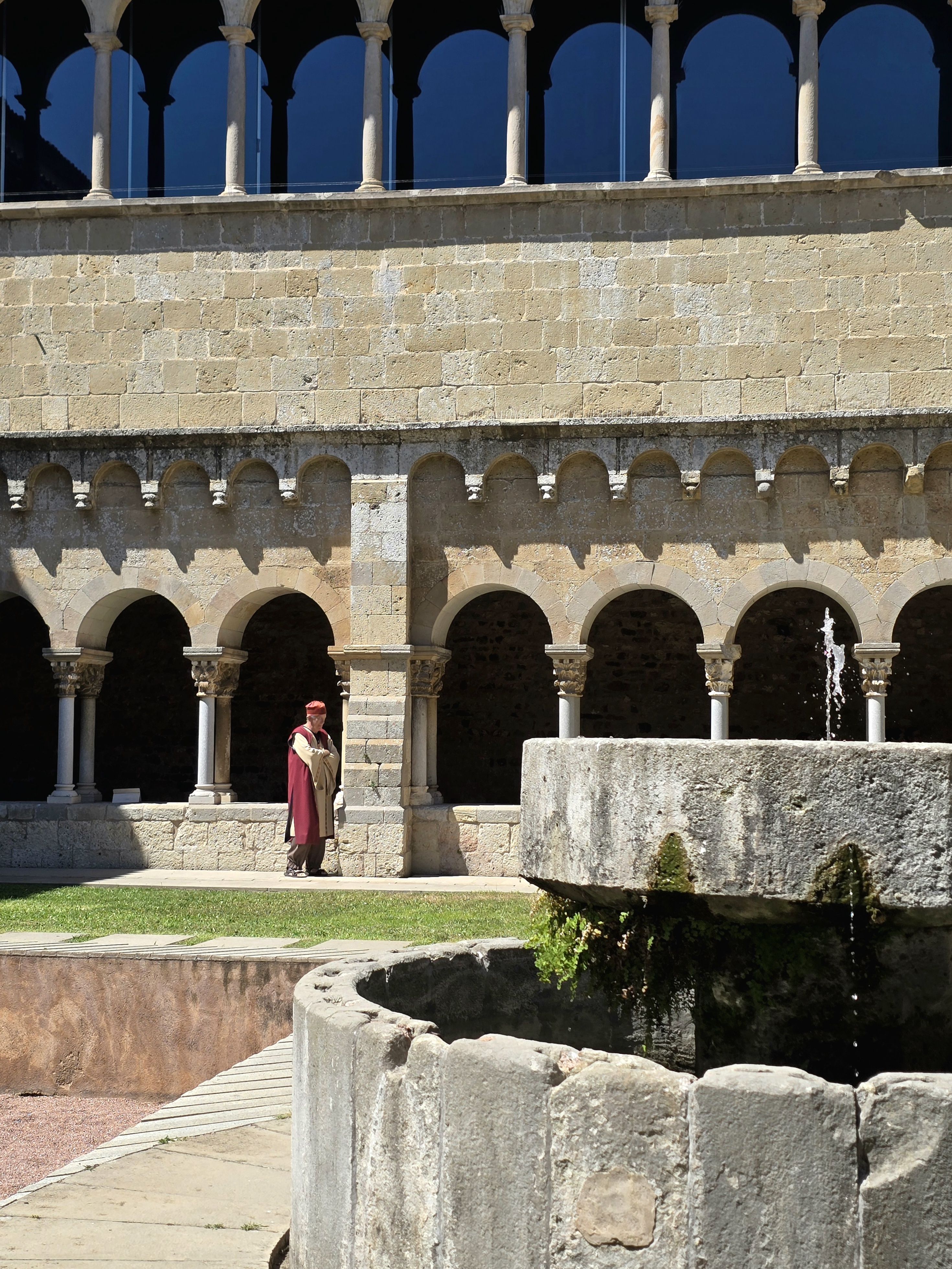 Arnau Cadell admirant la seva obra · Monestir de Sant Cugat FOTO: Carles Quintana Fernandez