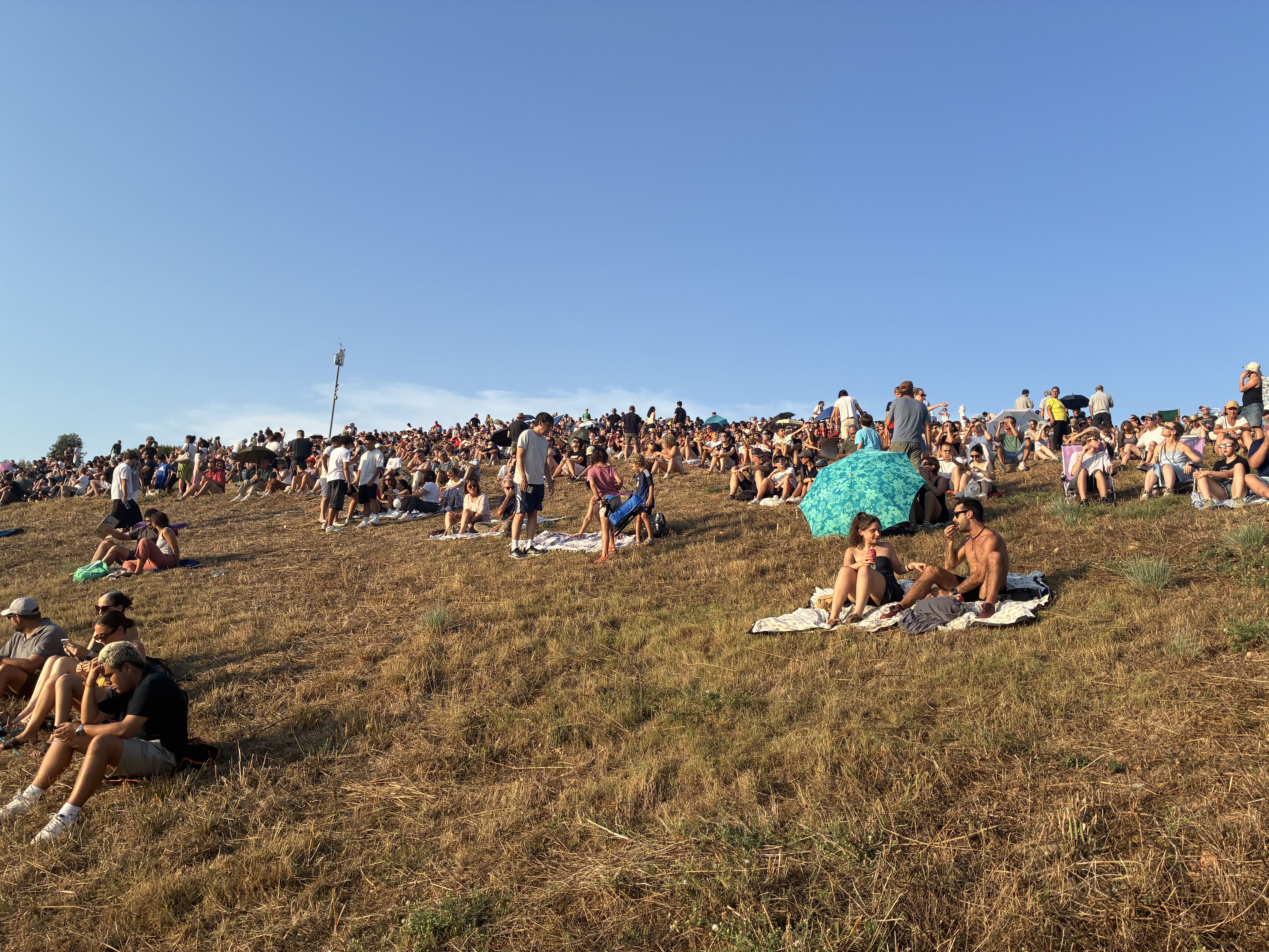 El Turó de Can Mates s'ha omplert per veure l'eclipsi. FOTO: TOT Sant Cugat