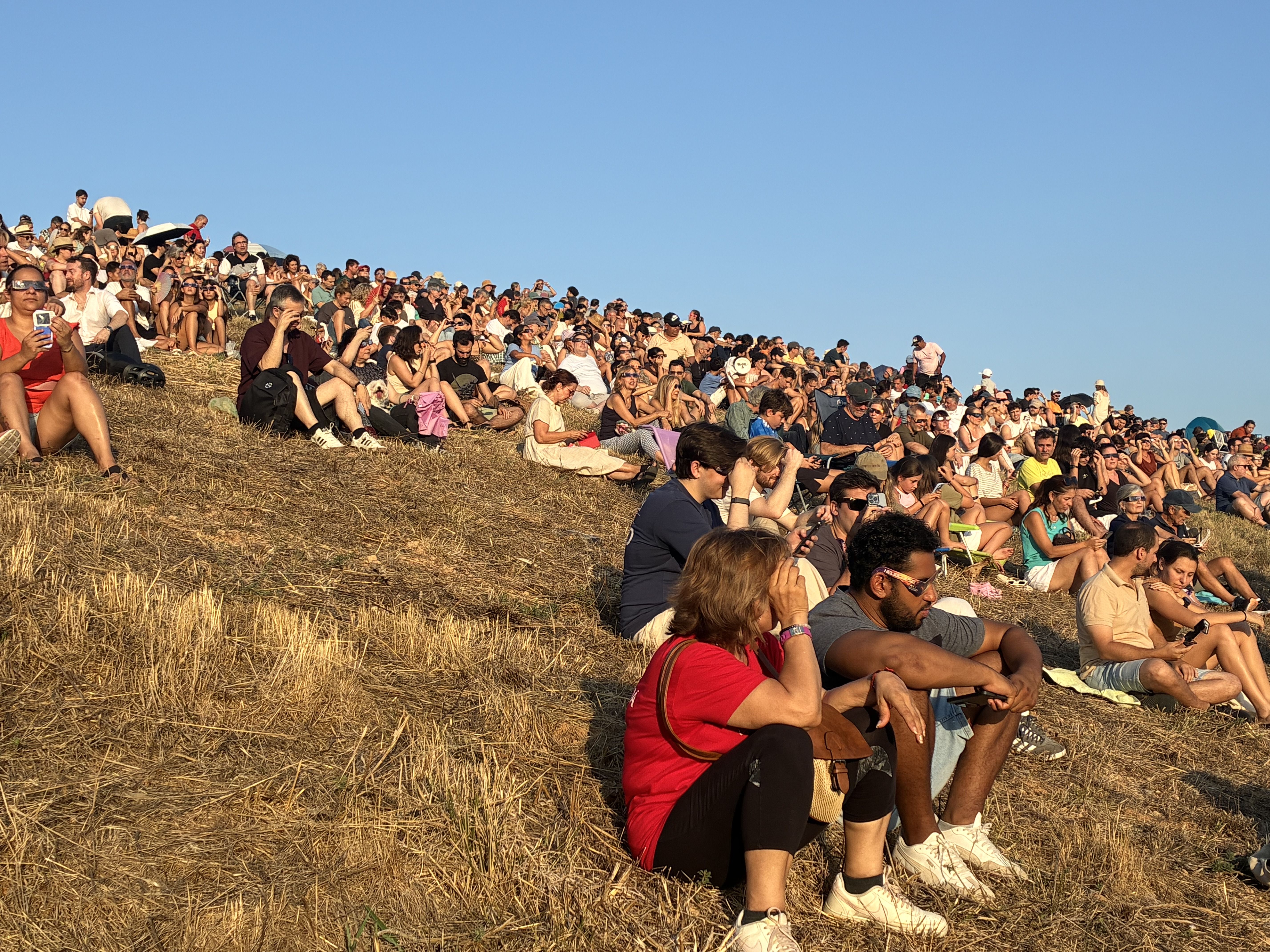 El Turó de Can Mates s'ha omplert per veure l'eclipsi. FOTO: TOT Sant Cugat
